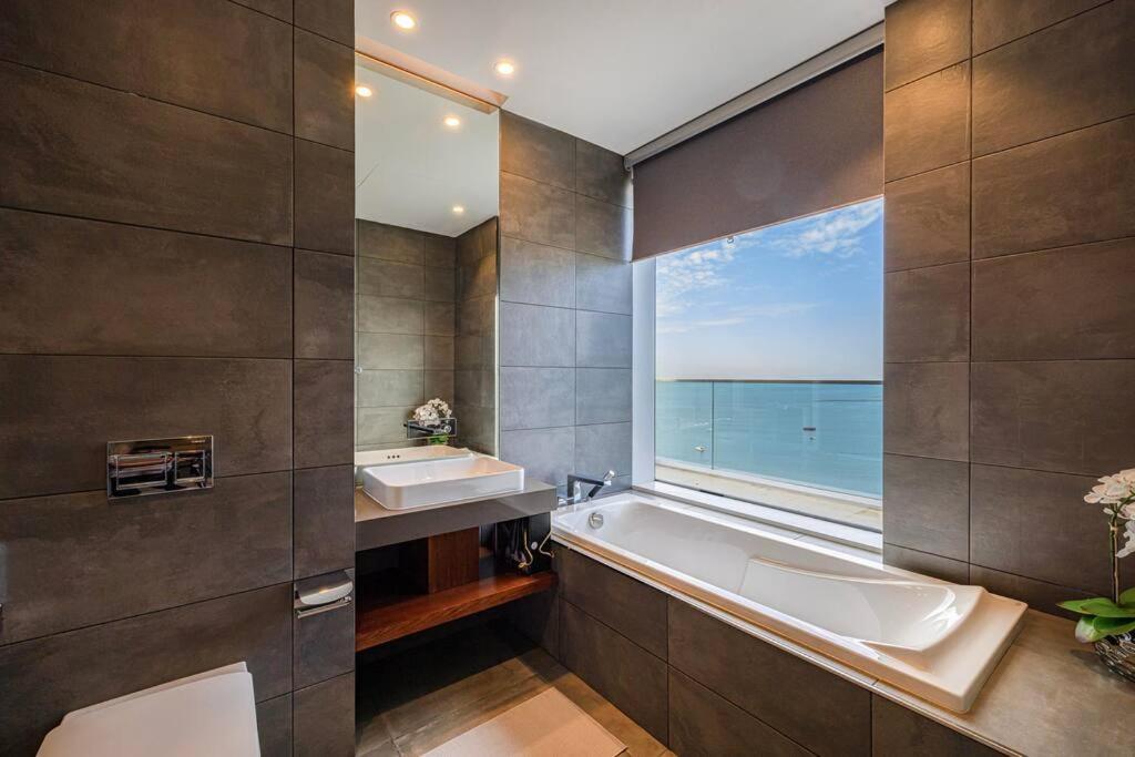 Private Beach - 4br - 8 Sleep - Pool - 180 Grades Sea & Ain View - Huge Balcony - Parking - Prime Location Apartamento *