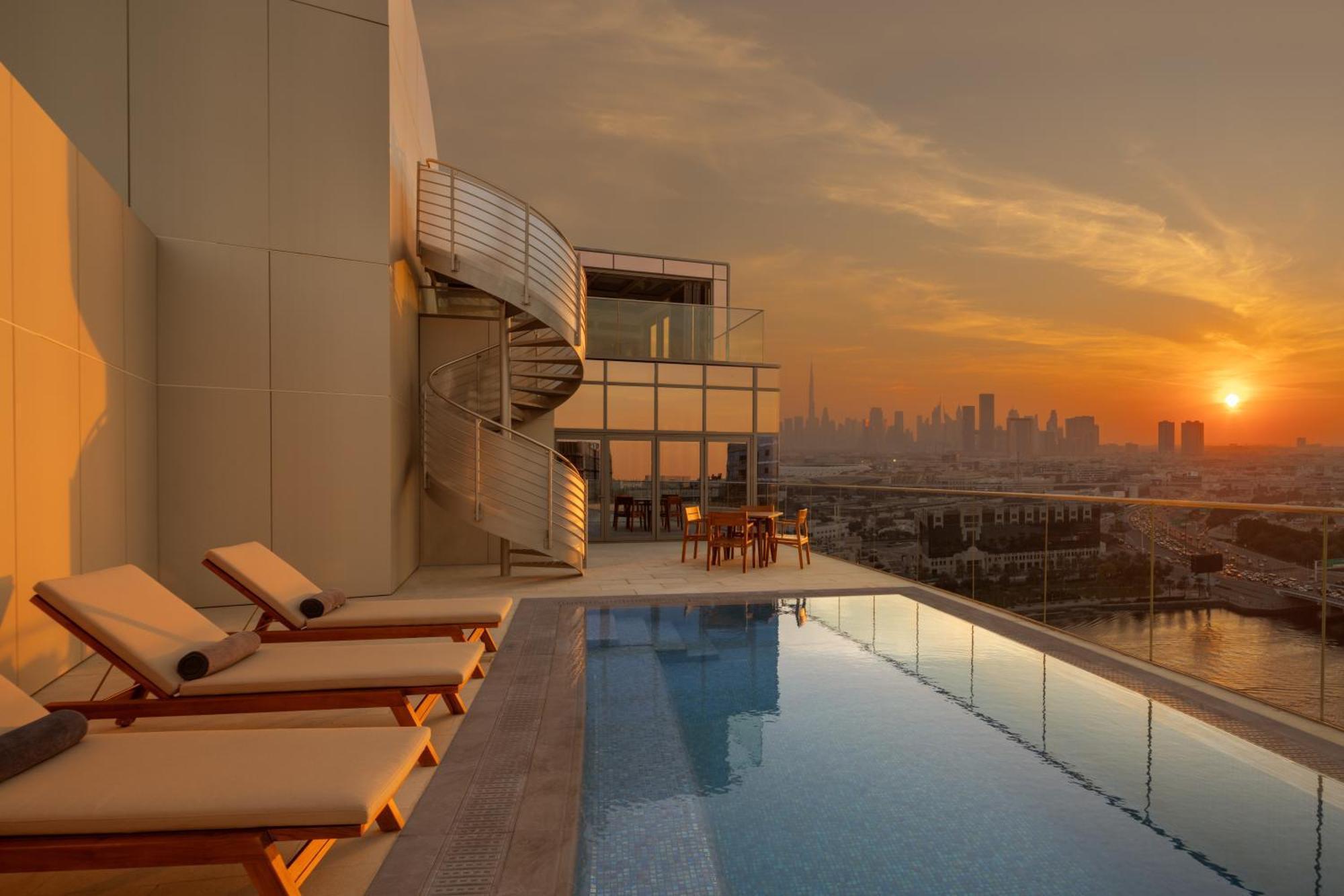 Hilton Creek & Residences Hotell 5*