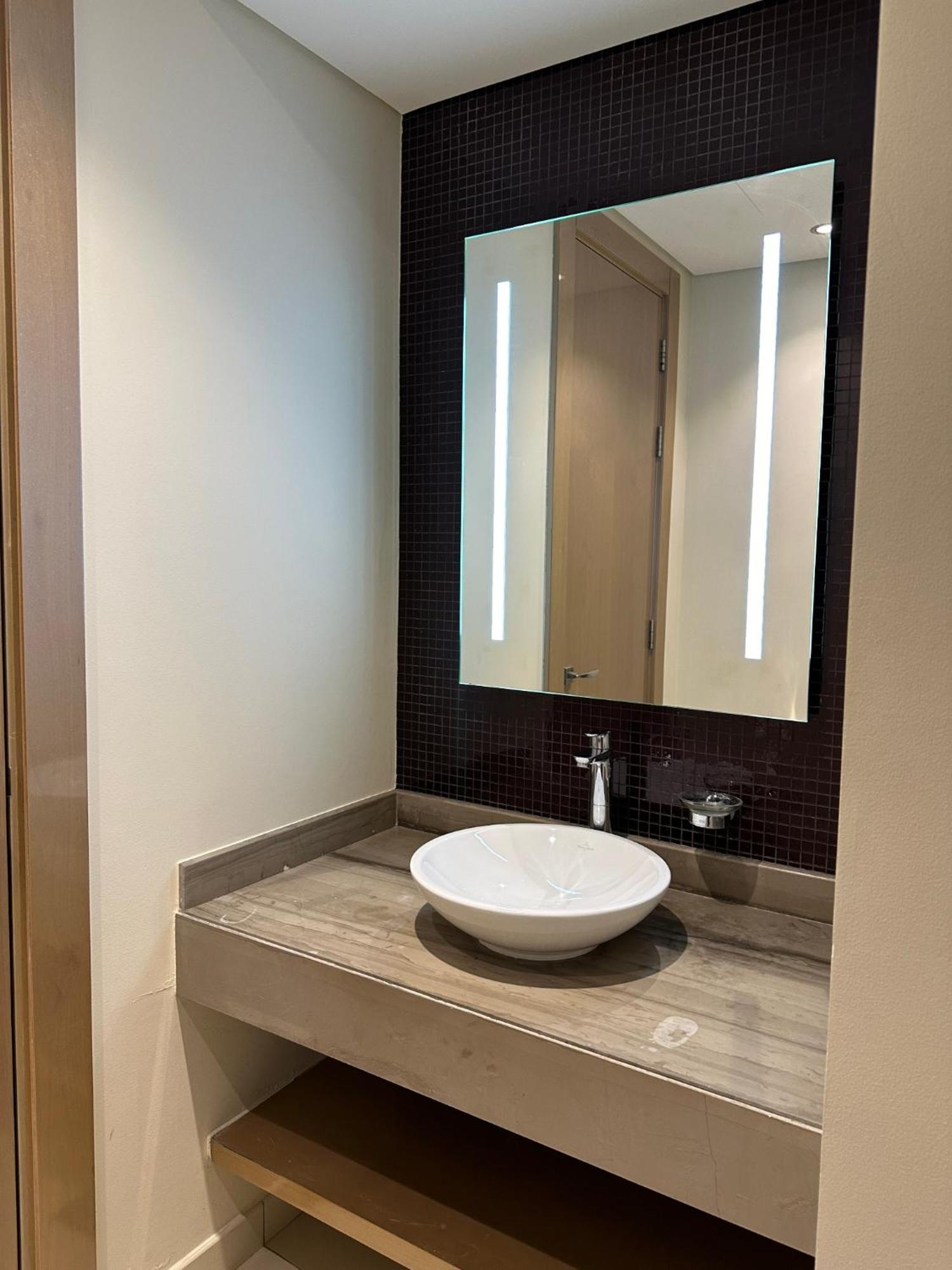 Luxurious In Paramount Apartemen