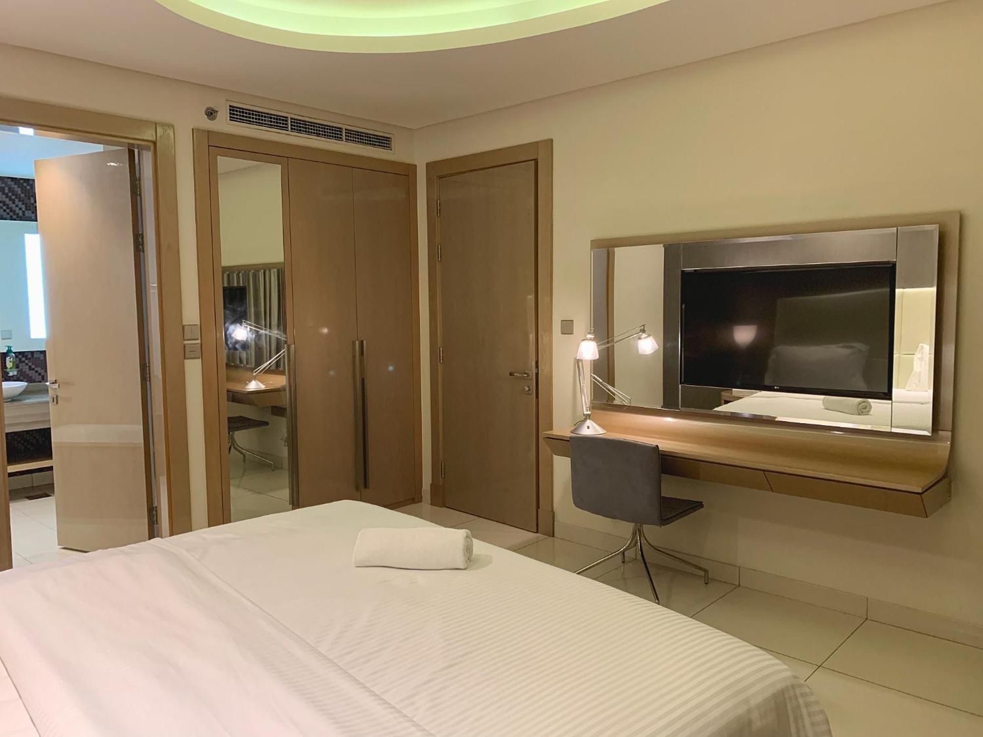 Luxurious In Paramount Apartemen