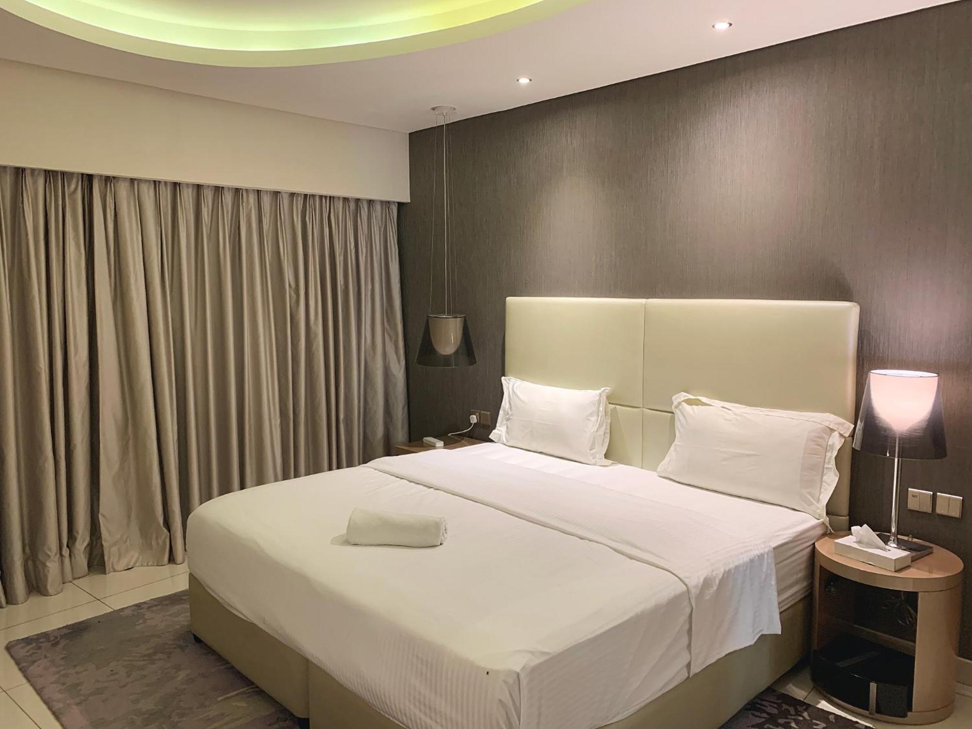 Luxurious In Paramount Apartemen *