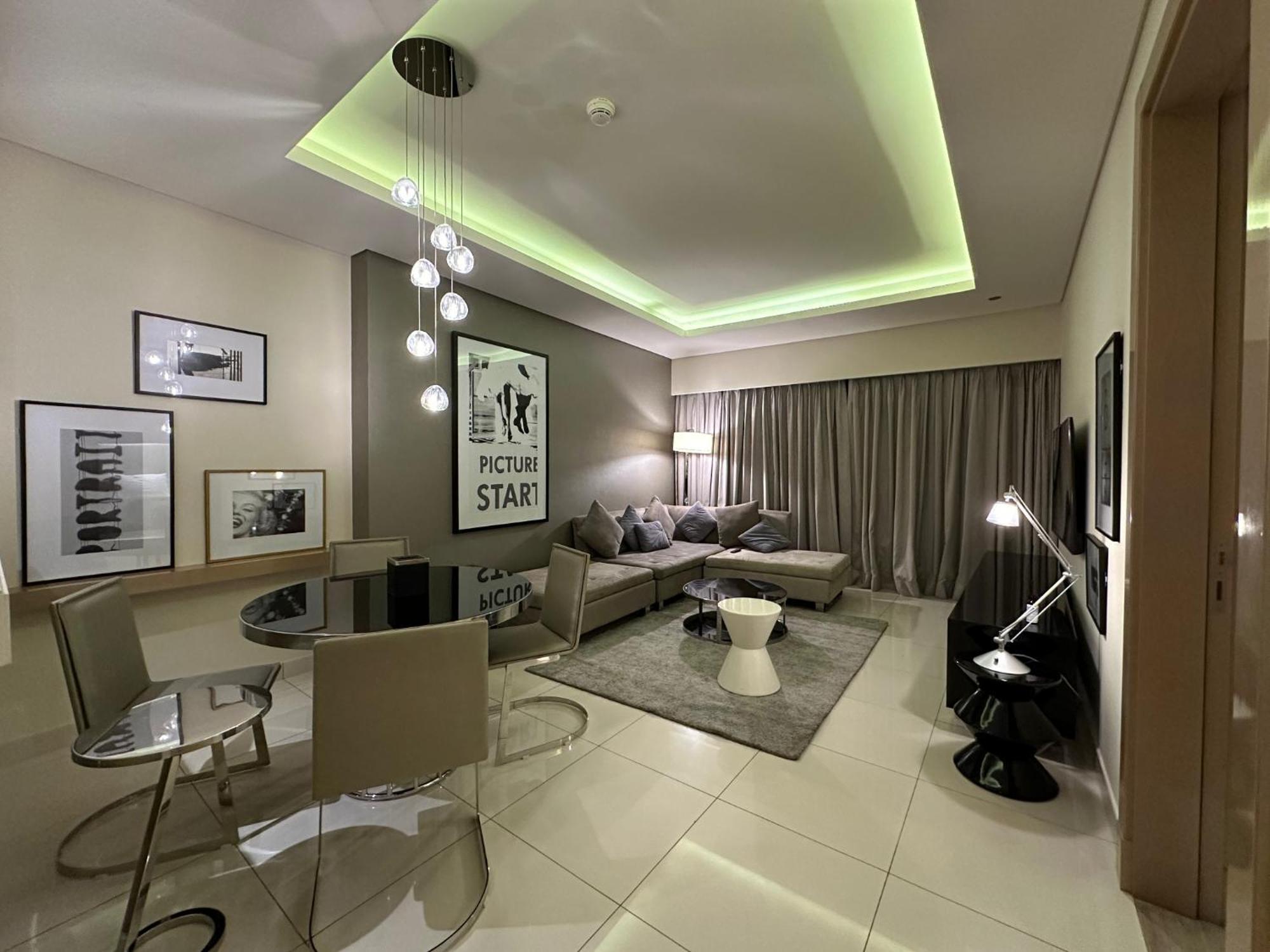 Luxurious In Paramount Apartemen