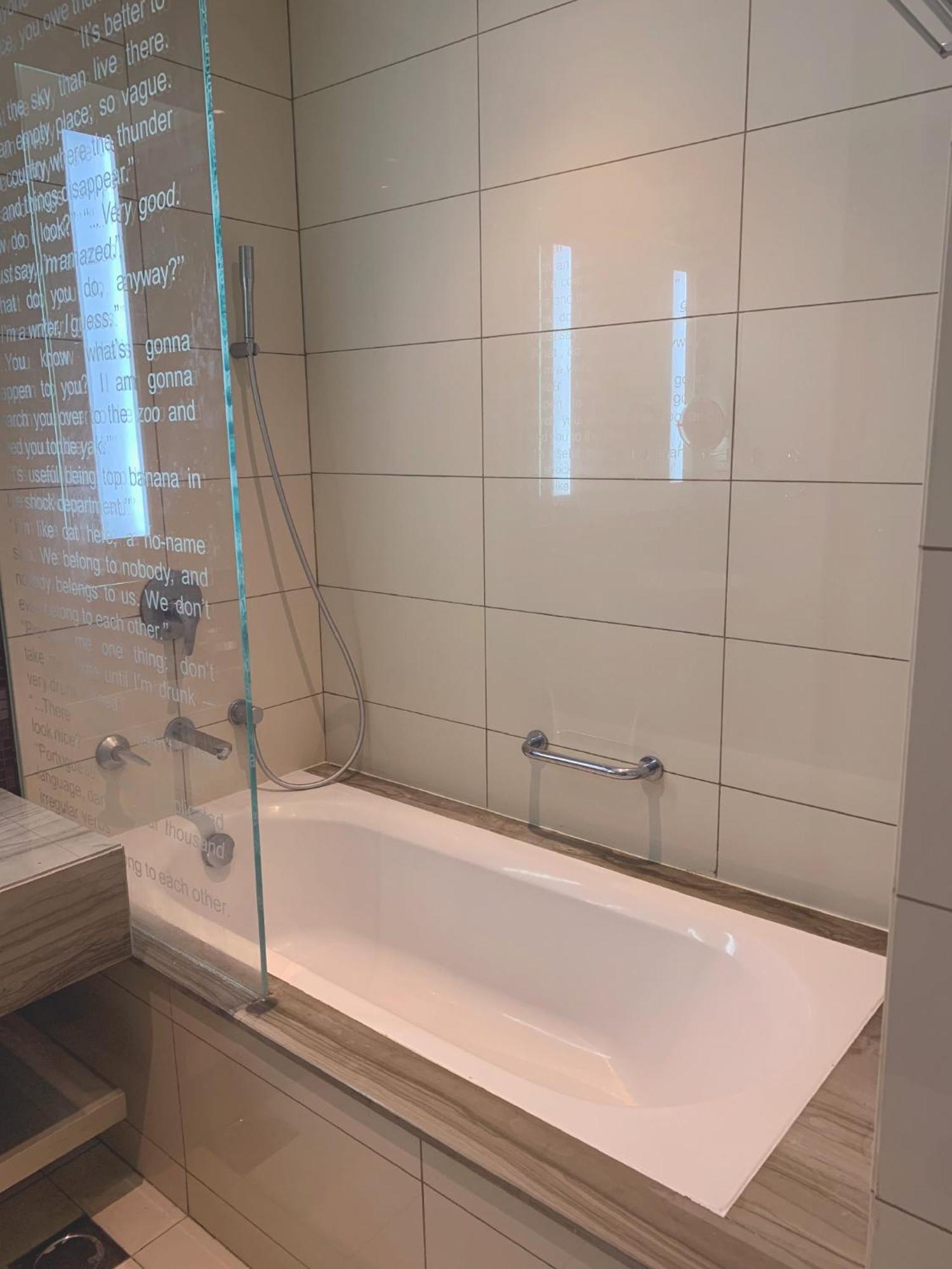 Luxurious In Paramount Apartemen *
