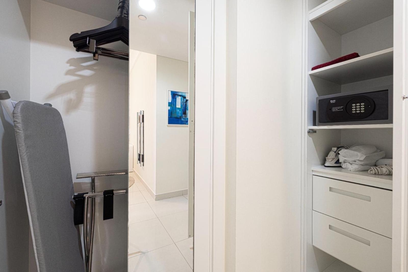 1 Minute Walk To Mall, 2 Bedroom Luxe In Elite Building With Pool And Gym Apartment *