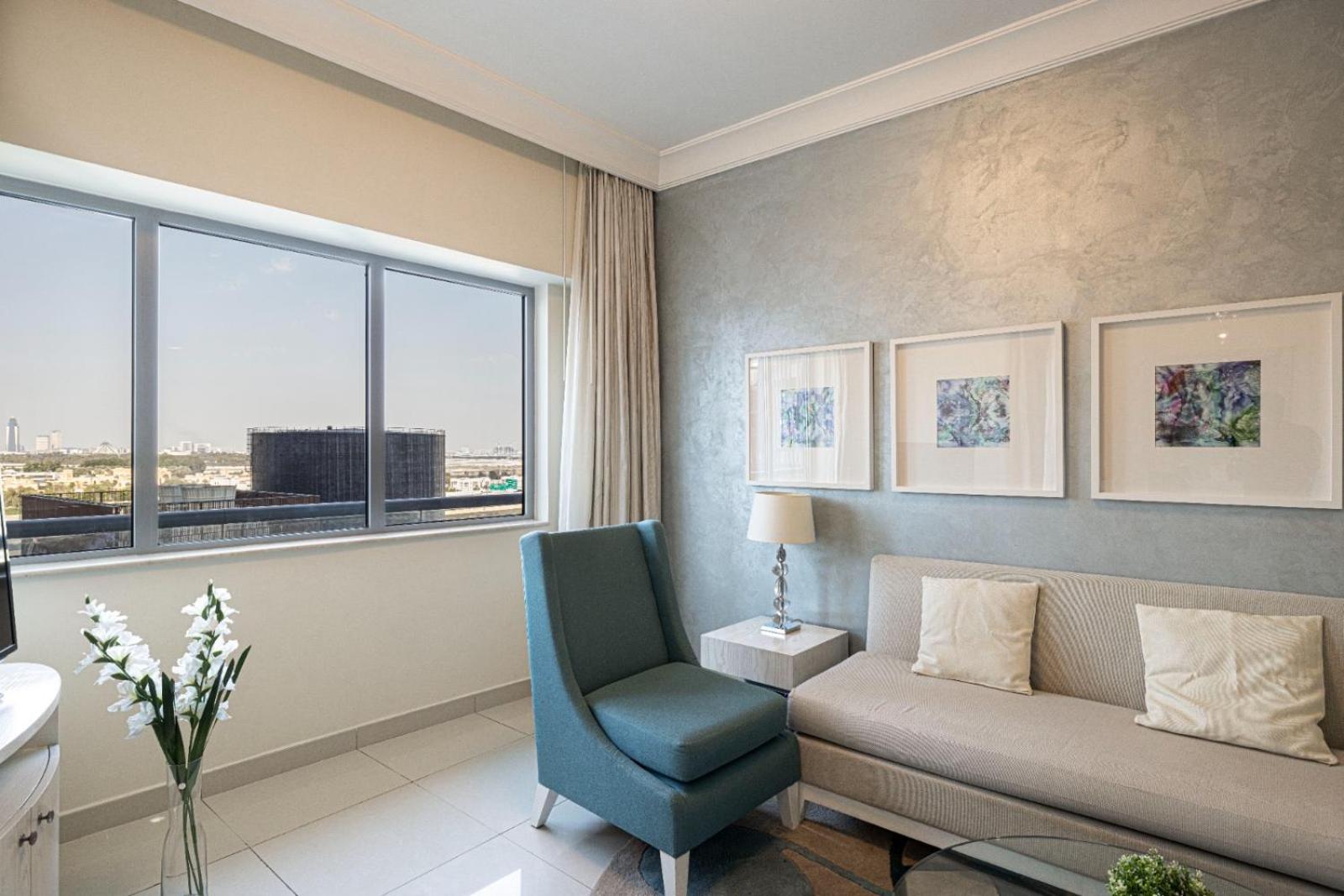 1 Minute Walk To Mall, 2 Bedroom Luxe In Elite Building With Pool And Gym Apartment *