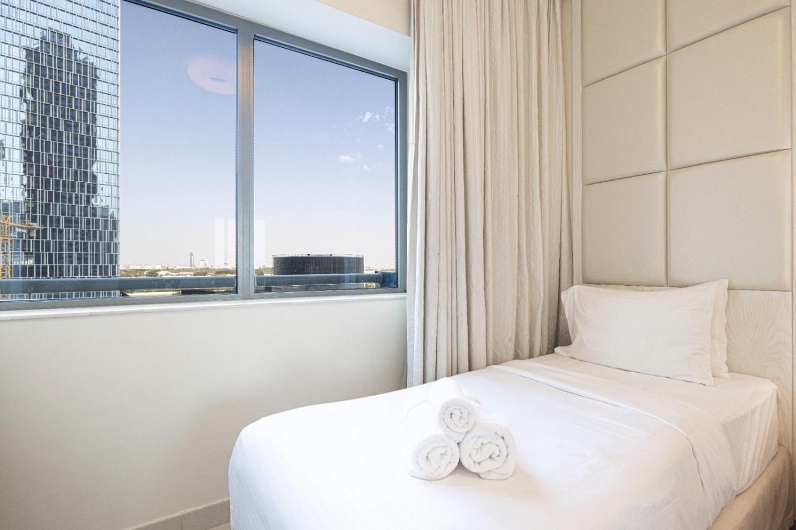 Apartment 1 Minute Walk To Mall, 2 Bedroom Luxe In Elite Building With Pool And Gym *