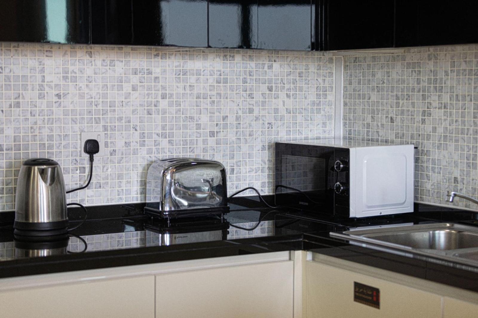 1 Minute Walk To Mall, 2 Bedroom Luxe In Elite Building With Pool And Gym Apartment *