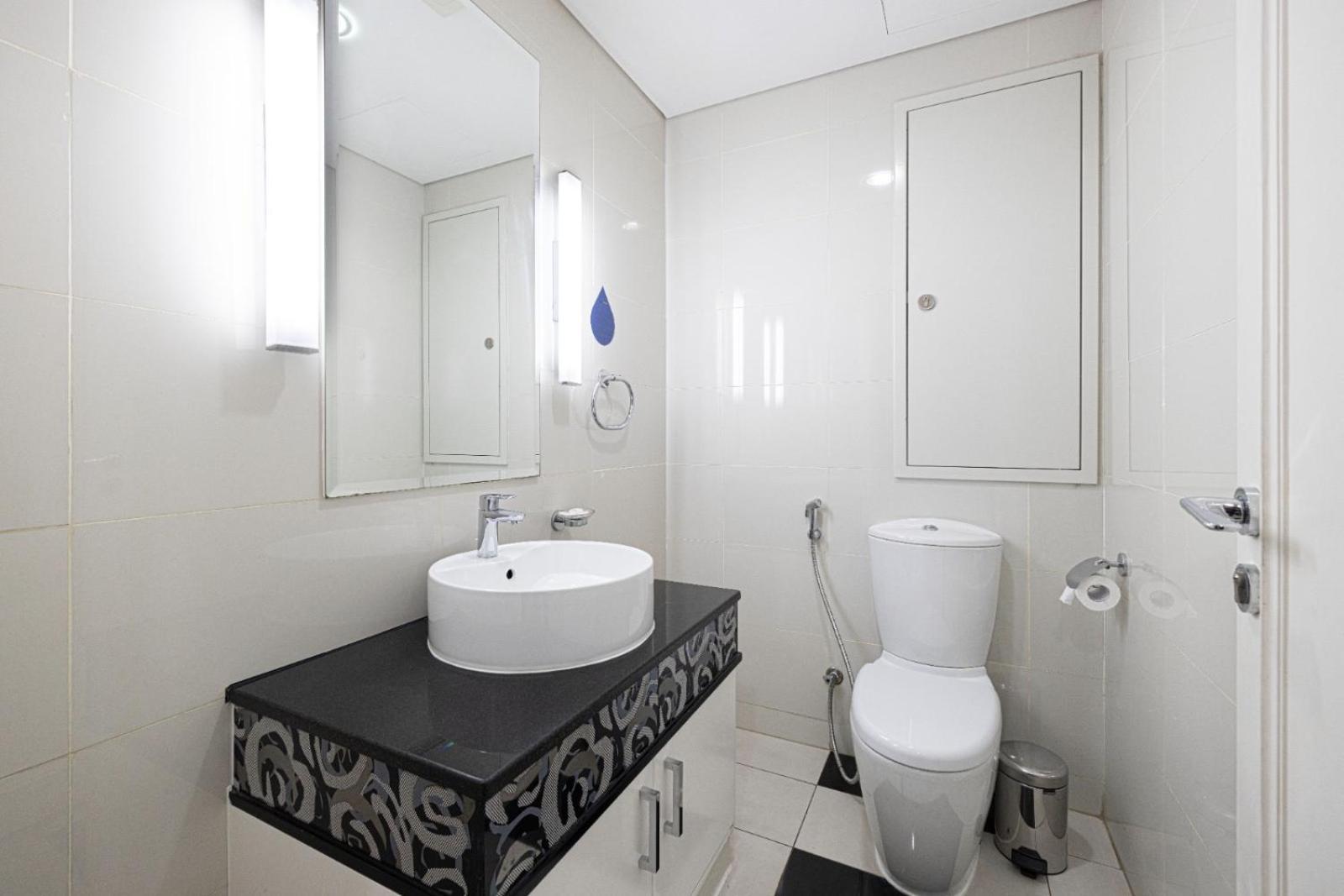 Apartment 1 Minute Walk To Mall, 2 Bedroom Luxe In Elite Building With Pool And Gym