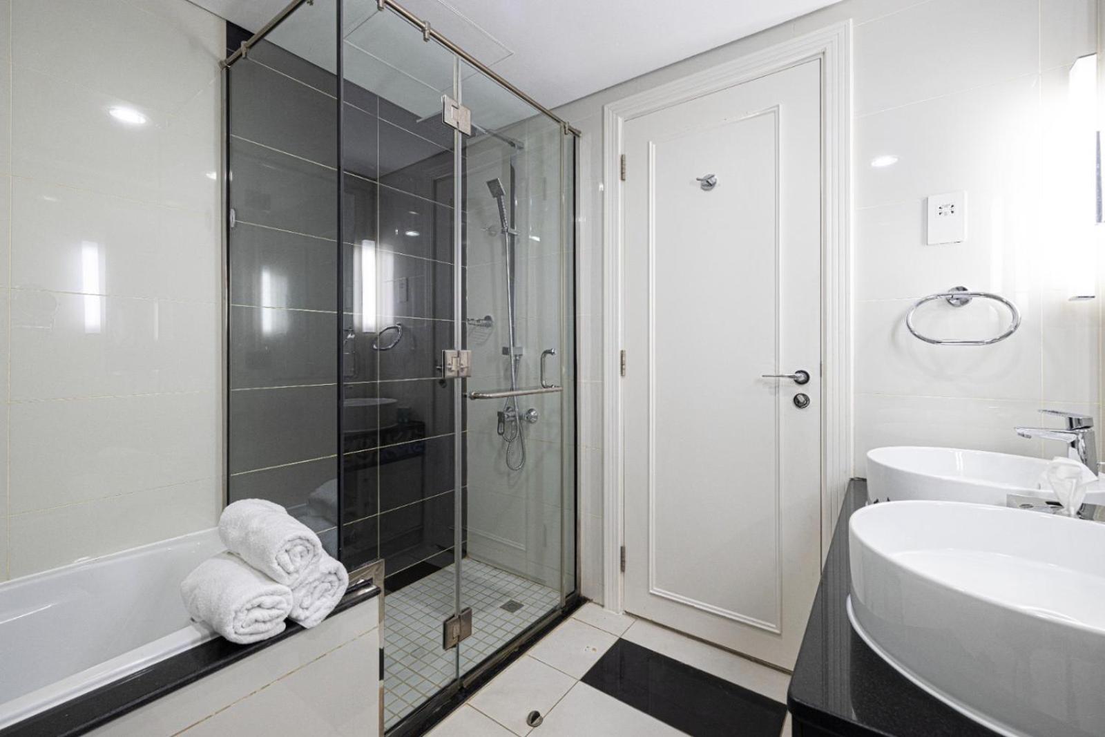1 Minute Walk To Mall, 2 Bedroom Luxe In Elite Building With Pool And Gym Apartment Dubai