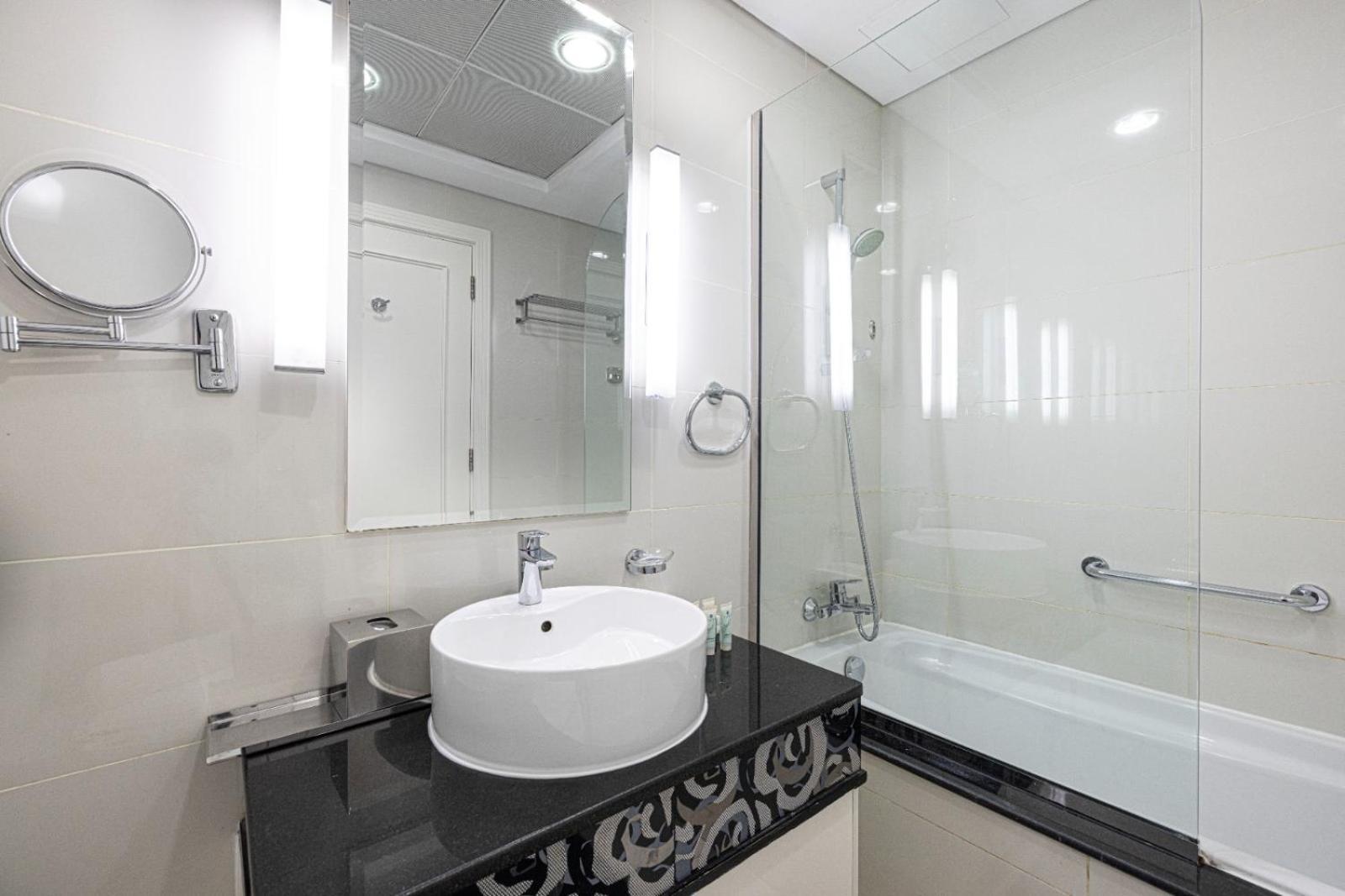 1 Minute Walk To Mall, 2 Bedroom Luxe In Elite Building With Pool And Gym *