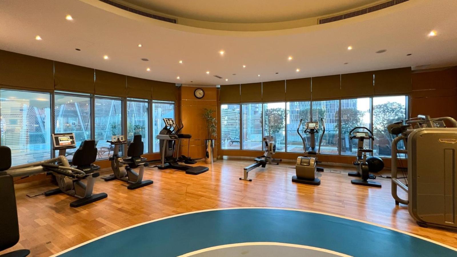 Apartment 1 Minute Walk To Mall, 2 Bedroom Luxe In Elite Building With Pool And Gym