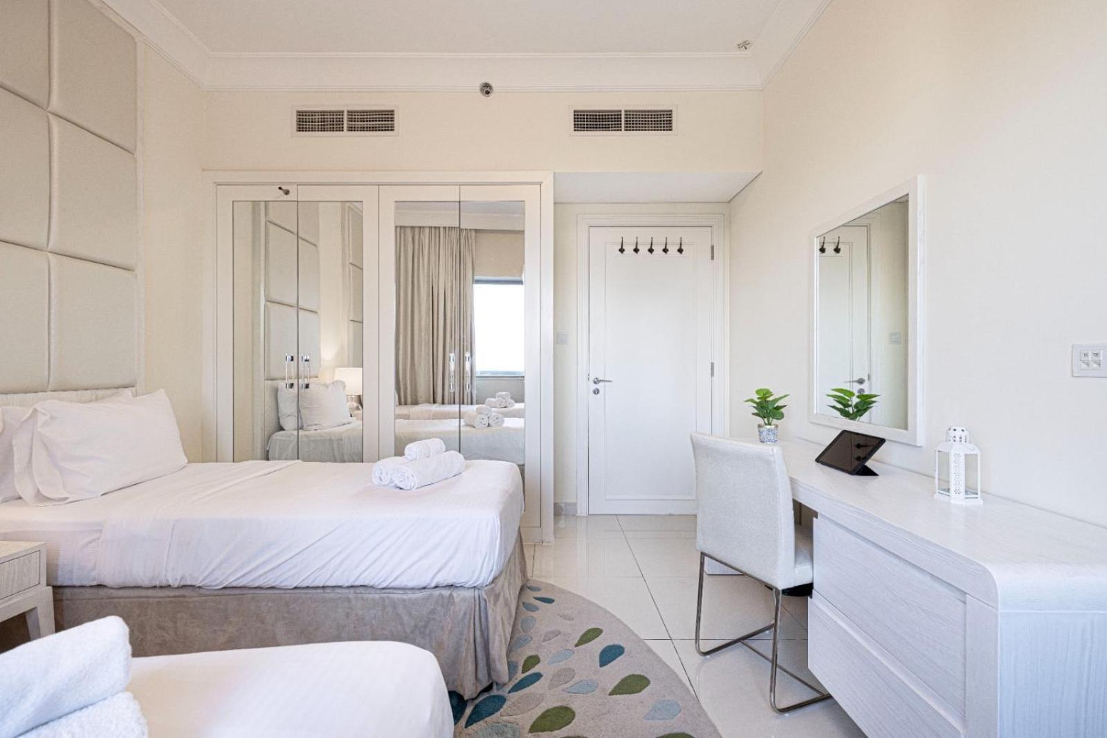 1 Minute Walk To Mall, 2 Bedroom Luxe In Elite Building With Pool And Gym * Dubai