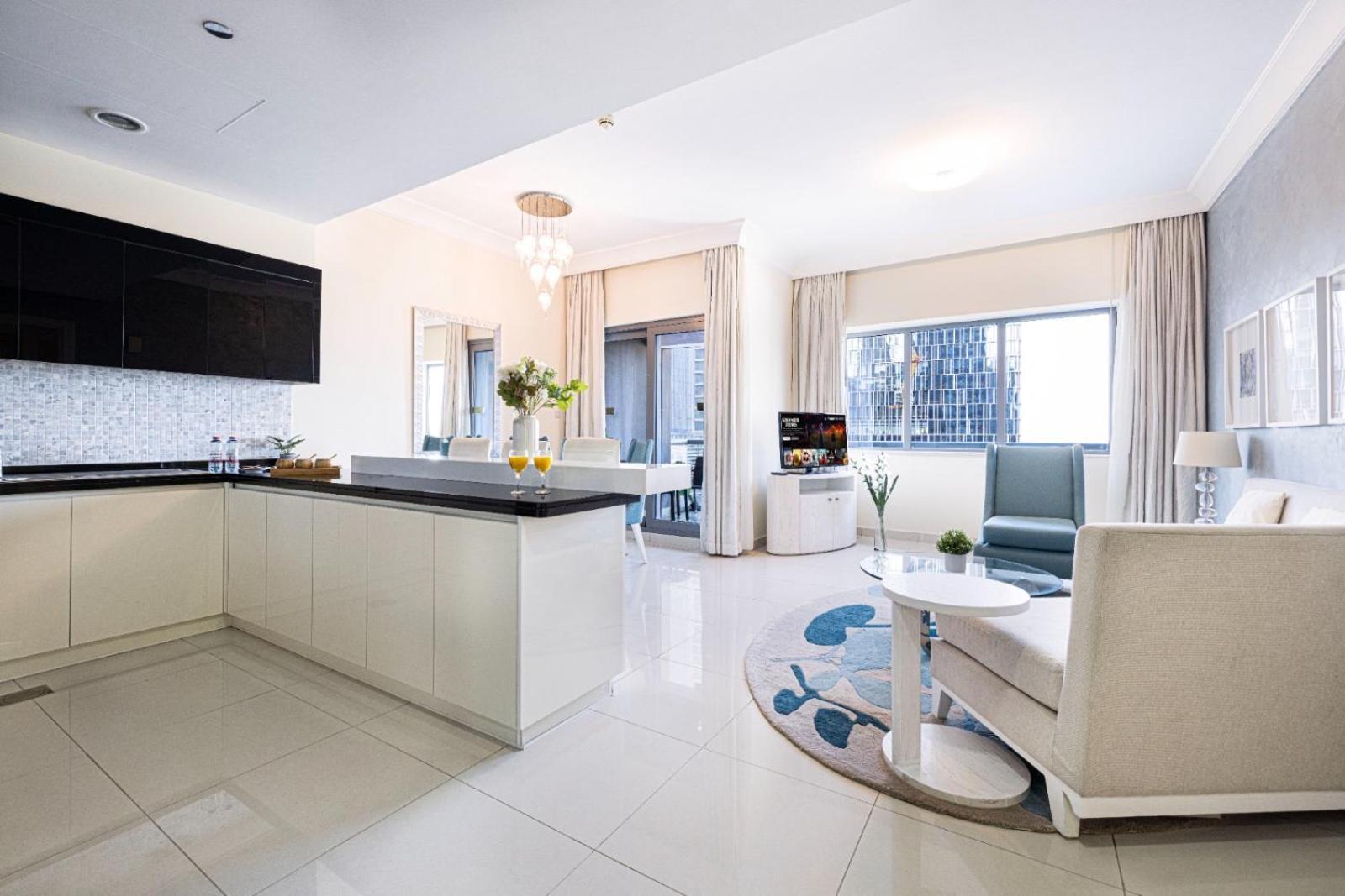 Apartment 1 Minute Walk To Mall, 2 Bedroom Luxe In Elite Building With Pool And Gym *