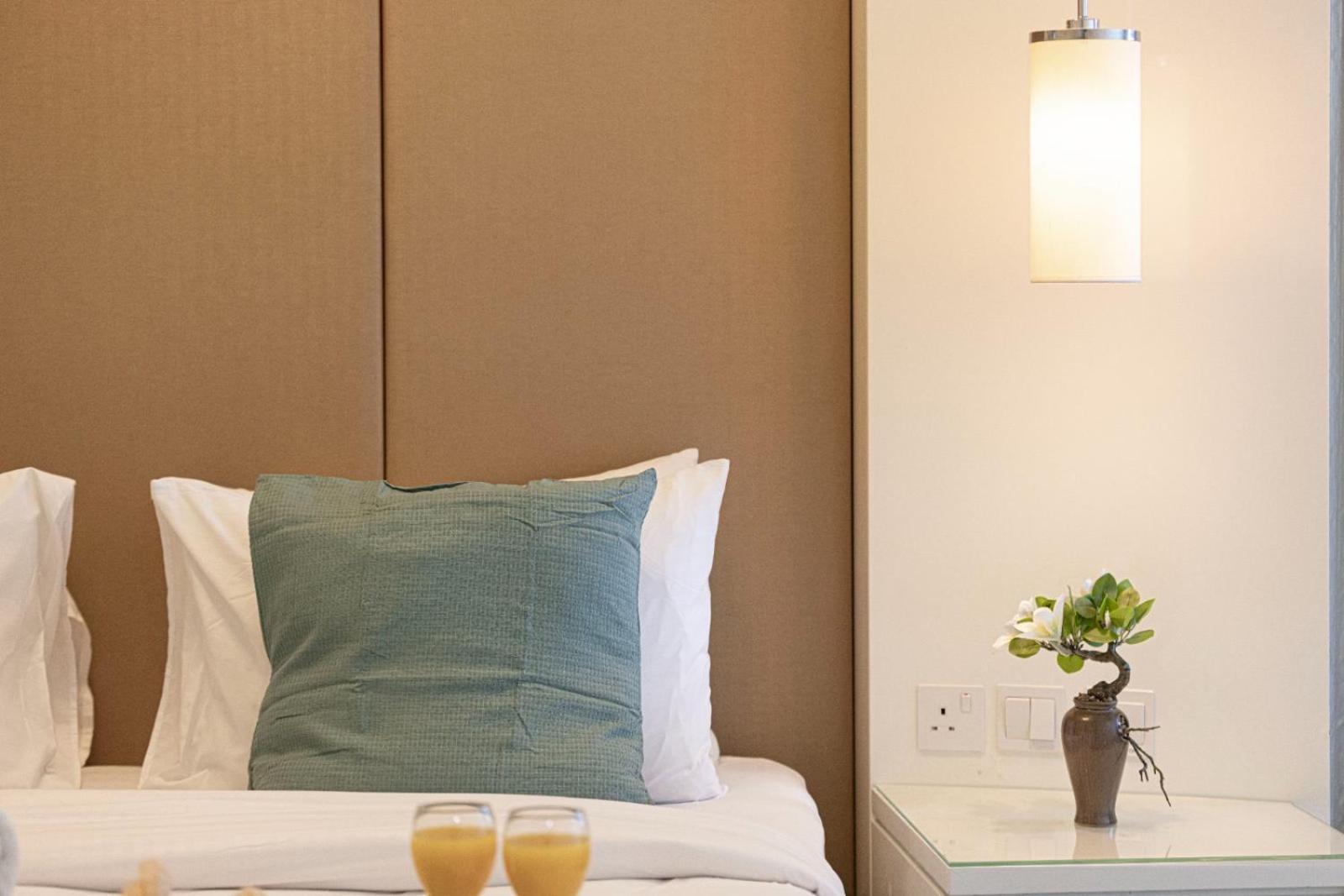 1 Minute Walk To Mall, 2 Bedroom Luxe In Elite Building With Pool And Gym Apartment *
