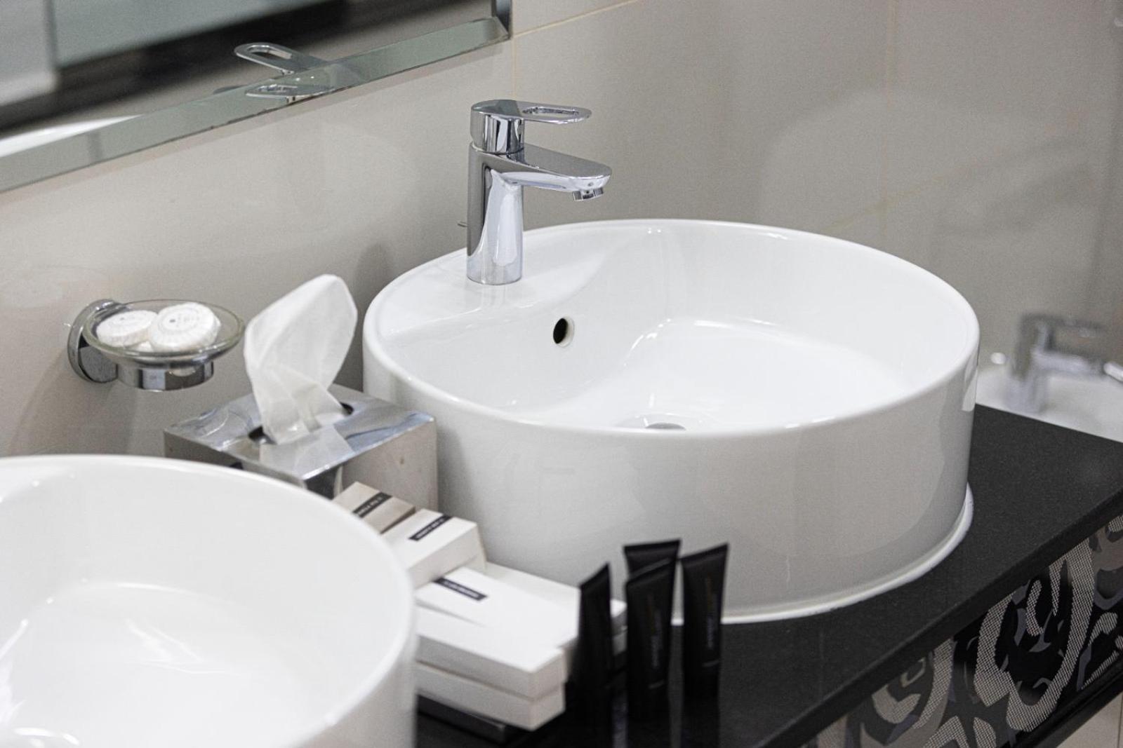 1 Minute Walk To Mall, 2 Bedroom Luxe In Elite Building With Pool And Gym * Dubai