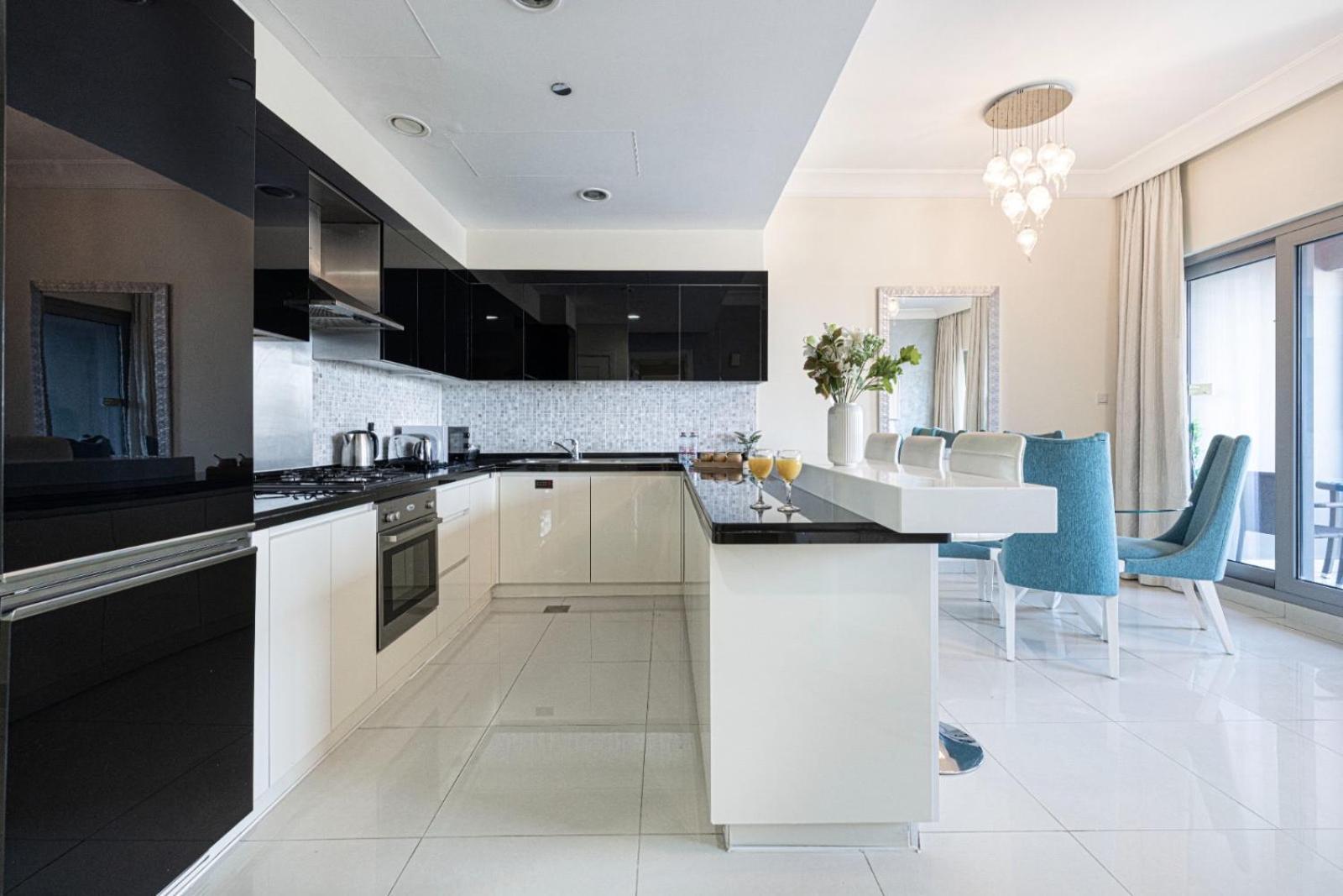 1 Minute Walk To Mall, 2 Bedroom Luxe In Elite Building With Pool And Gym Apartment *