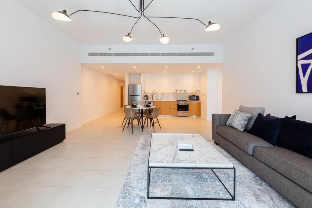 1br In A Prime Jbr Location With Access *
