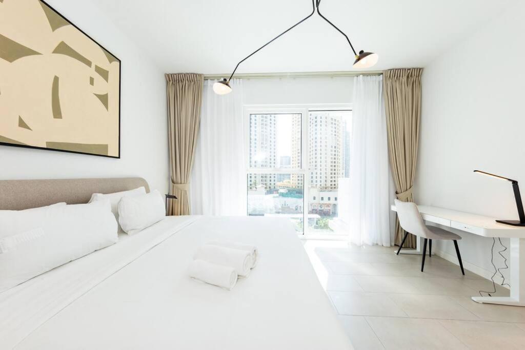 1br In A Prime Jbr Location With Access Apartment