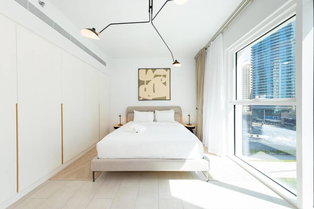 1br In A Prime Jbr Location With Access