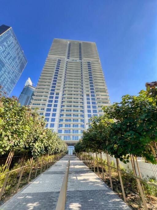 Apartment 1br In A Prime Jbr Location With Access *