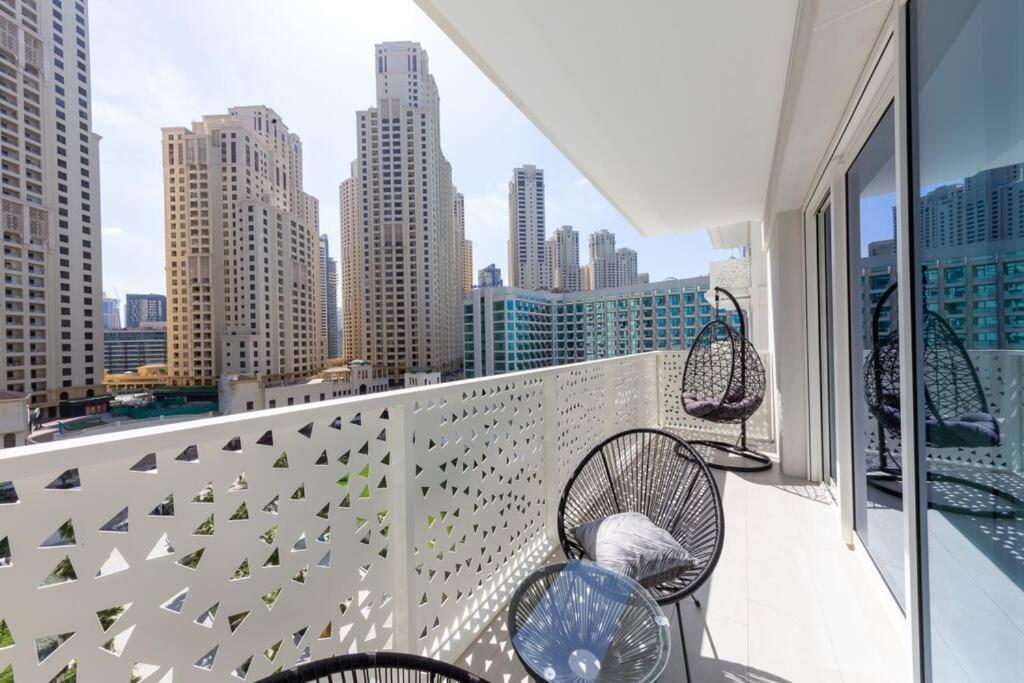 Apartment 1br In A Prime Jbr Location With Access Dubai