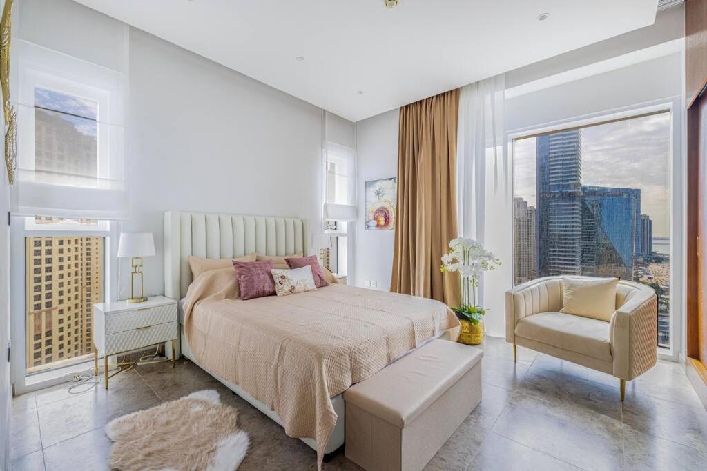 Apartamento Private Beach - 4br - 8 Sleep - Pool - 180 Grades Sea & Ain View - Huge Balcony - Parking - Prime Location Dubai