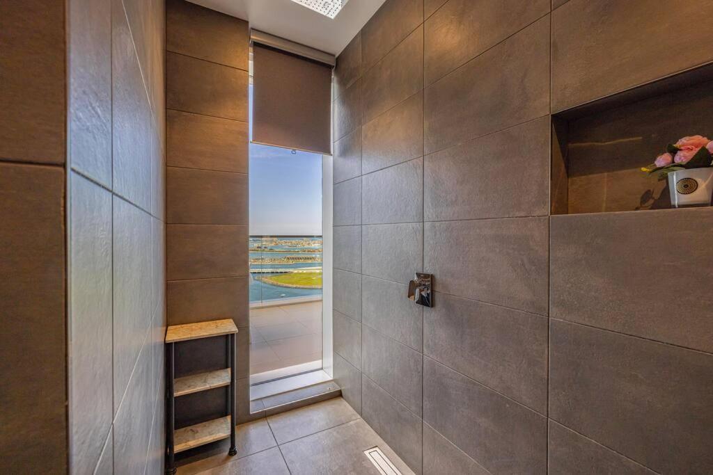 Private Beach - 4br - 8 Sleep - Pool - 180 Grades Sea & Ain View - Huge Balcony - Parking - Prime Location Apartamento Dubai