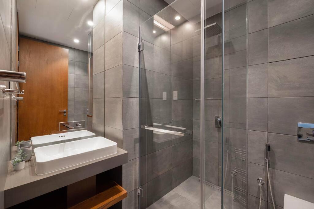 Apartamento Private Beach - 4br - 8 Sleep - Pool - 180 Grades Sea & Ain View - Huge Balcony - Parking - Prime Location *