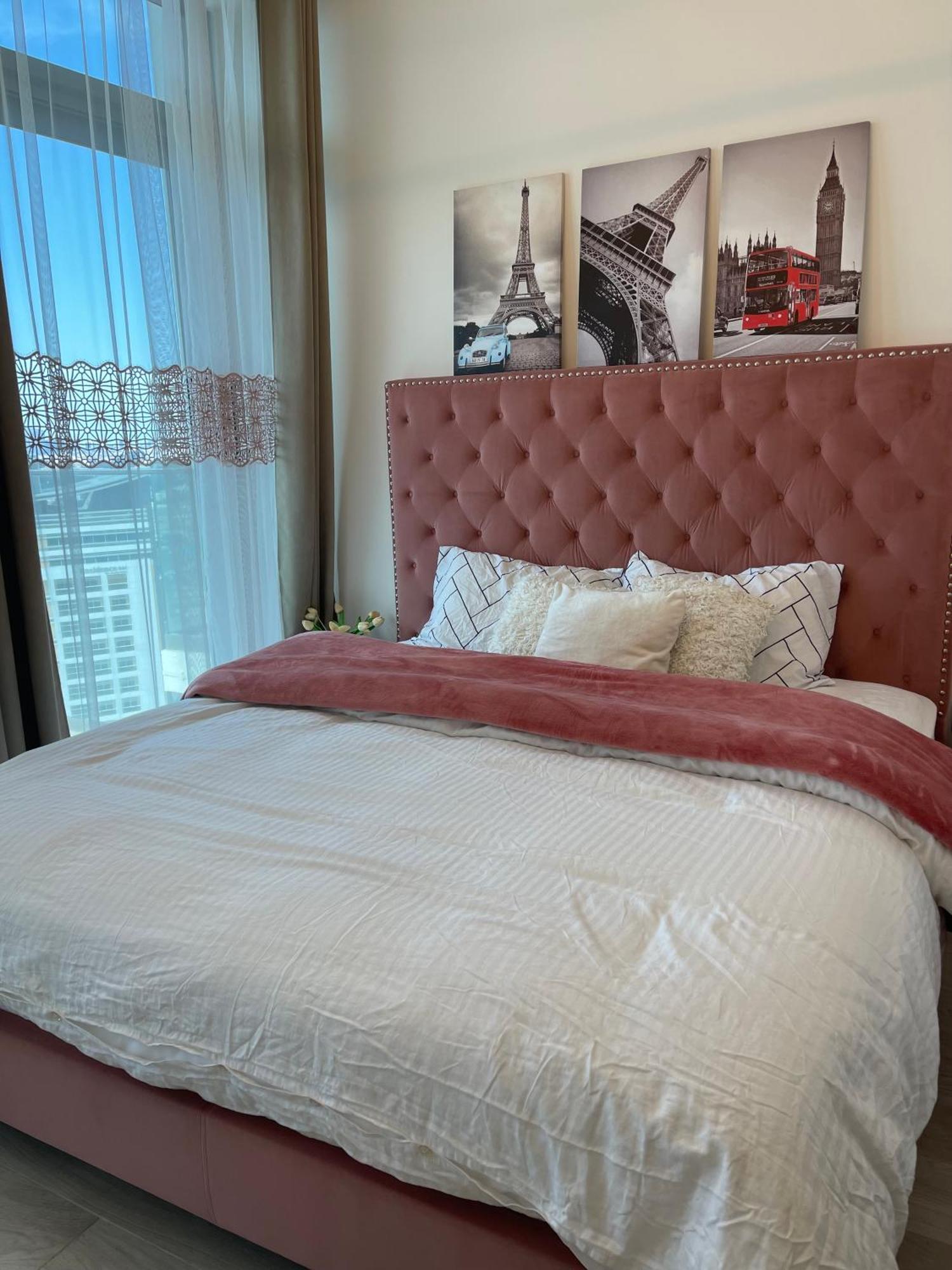 Burj Khalifa View Ensuite King Bedroom In A 2 Bedroom Mall 8mins Dubai