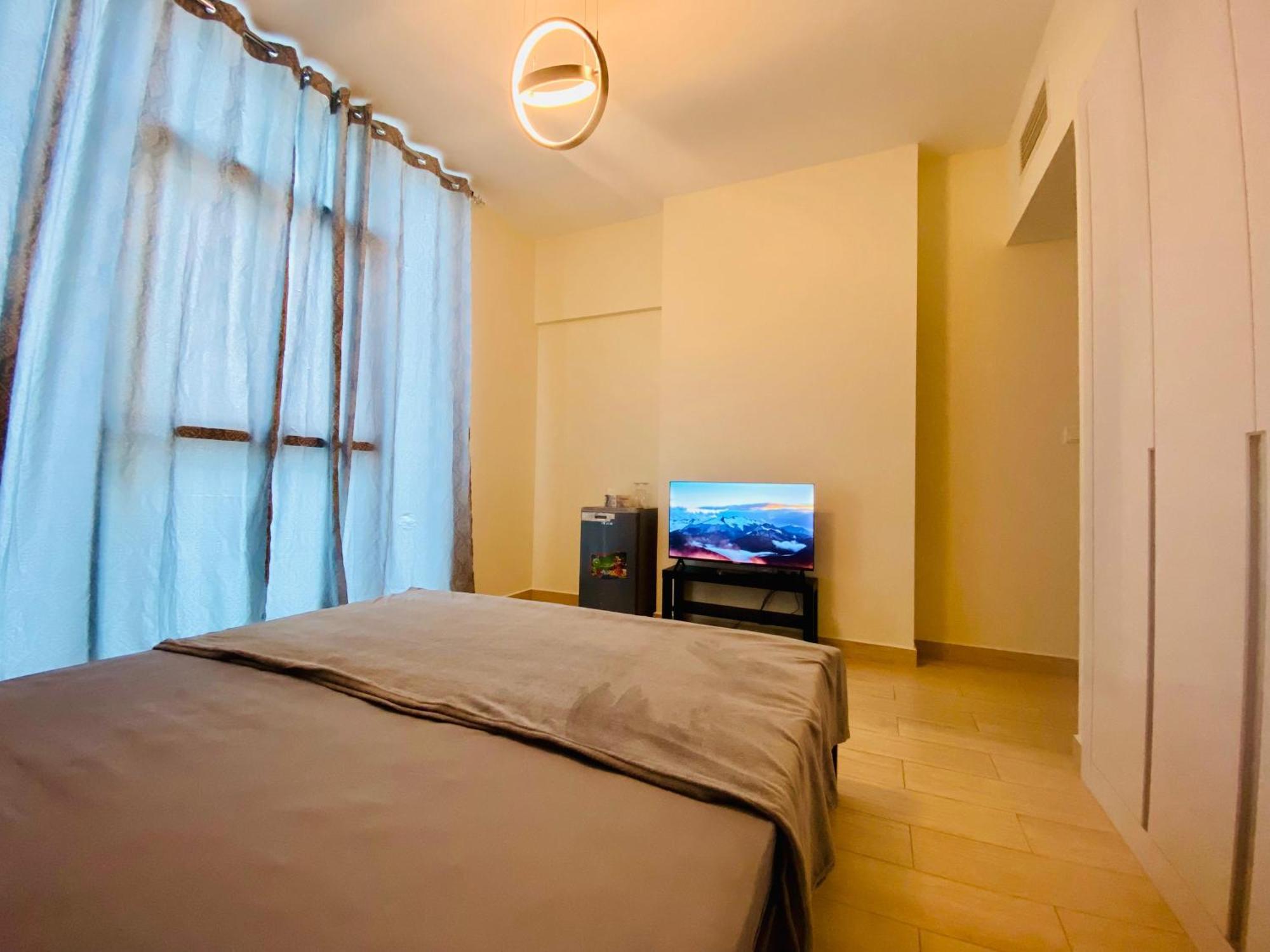 Apartment Executive Master Bedroom In Shared