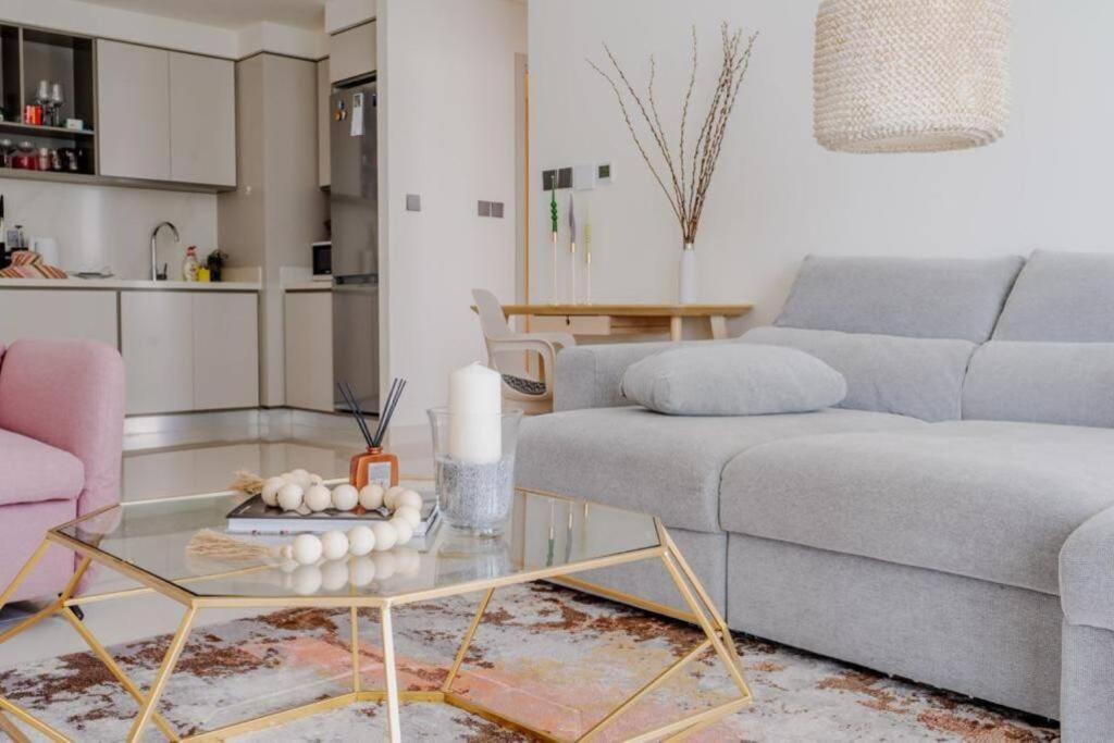 Luxury Living Private Beach, Emaar Beachfront Apartament *