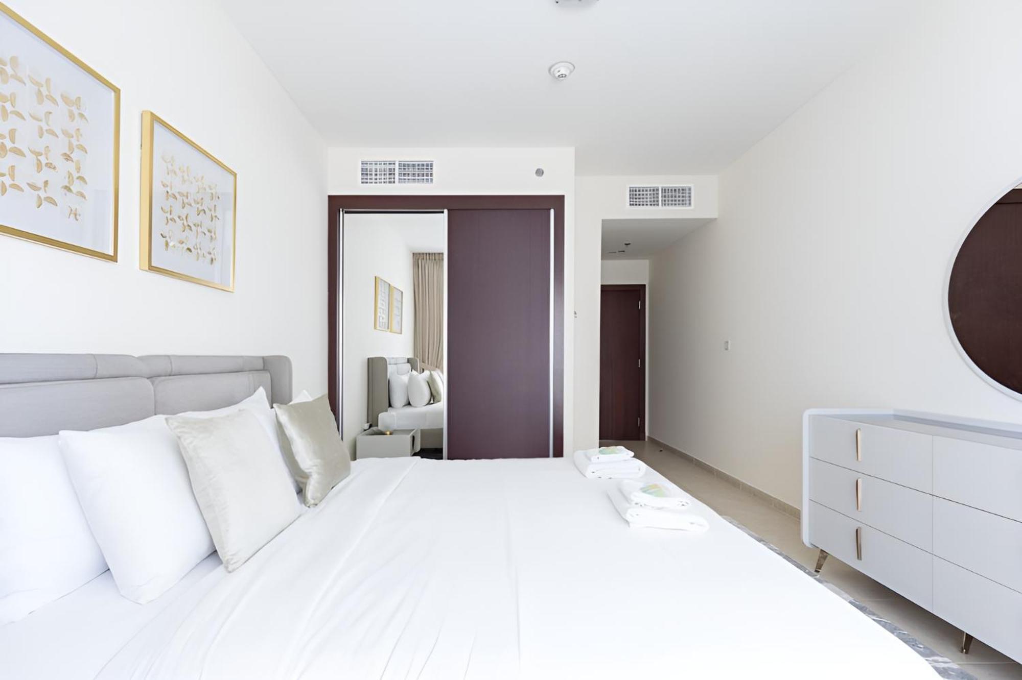 High Floor Elegance,prime Location-close To Tram Apartamento *