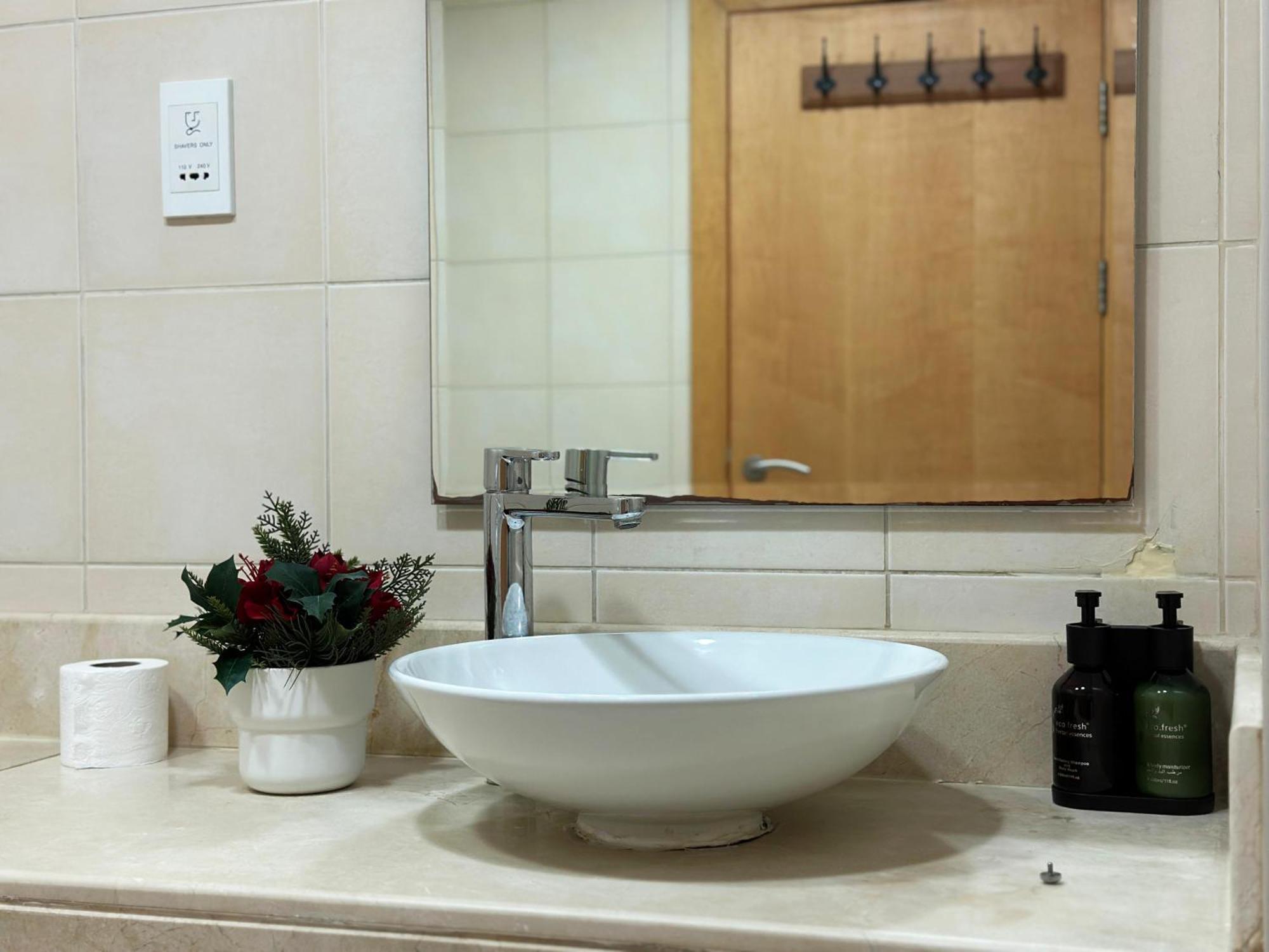 Seaside Serenity Elegant 1br Escape In Palm Jumeirah By La Buena Vida Homes Apartament Dubai