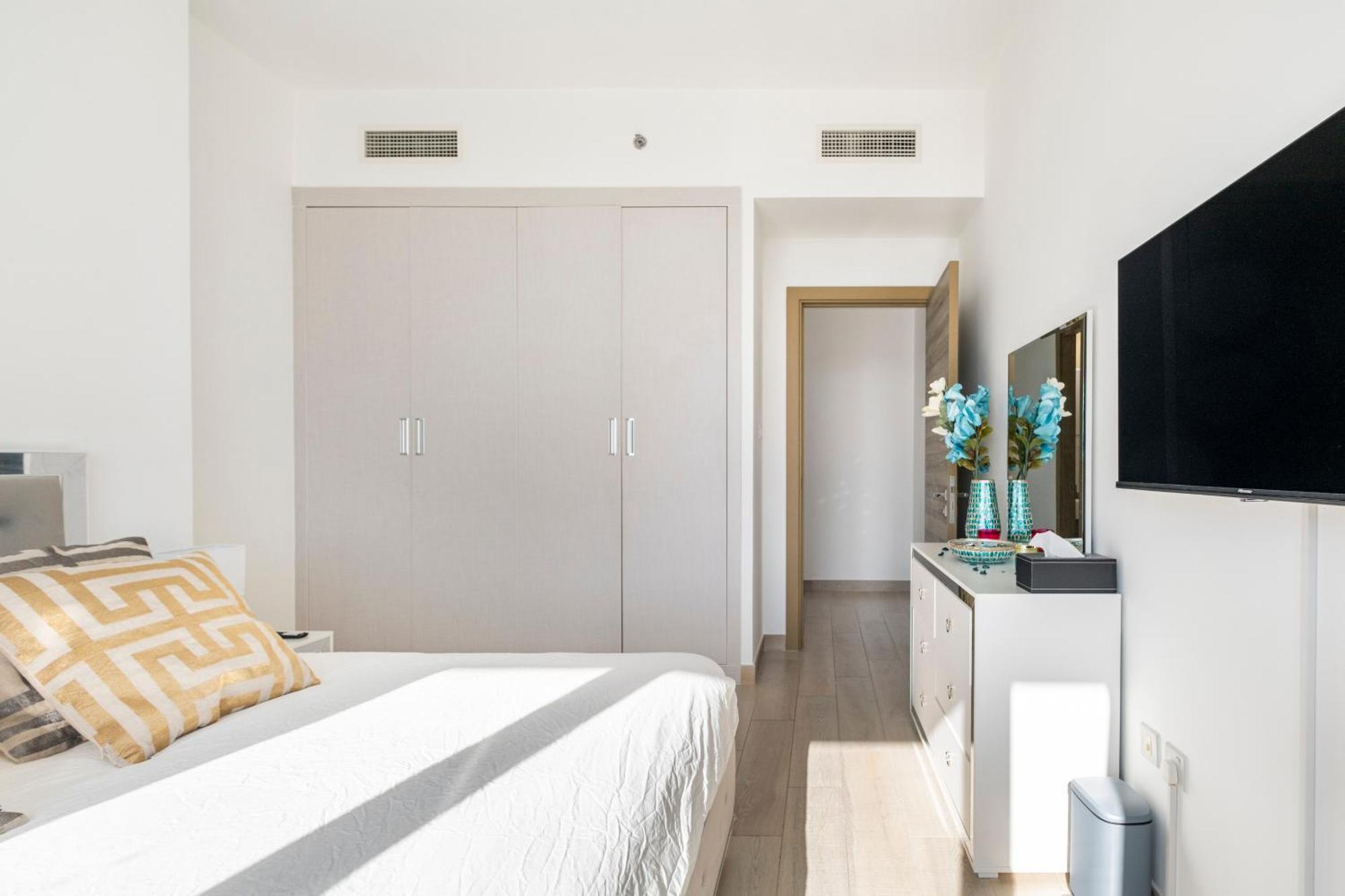 Dreamland 1br For 4, King Bed, Pool, Sauna, Gym, Free Parking Apartemen Dubai
