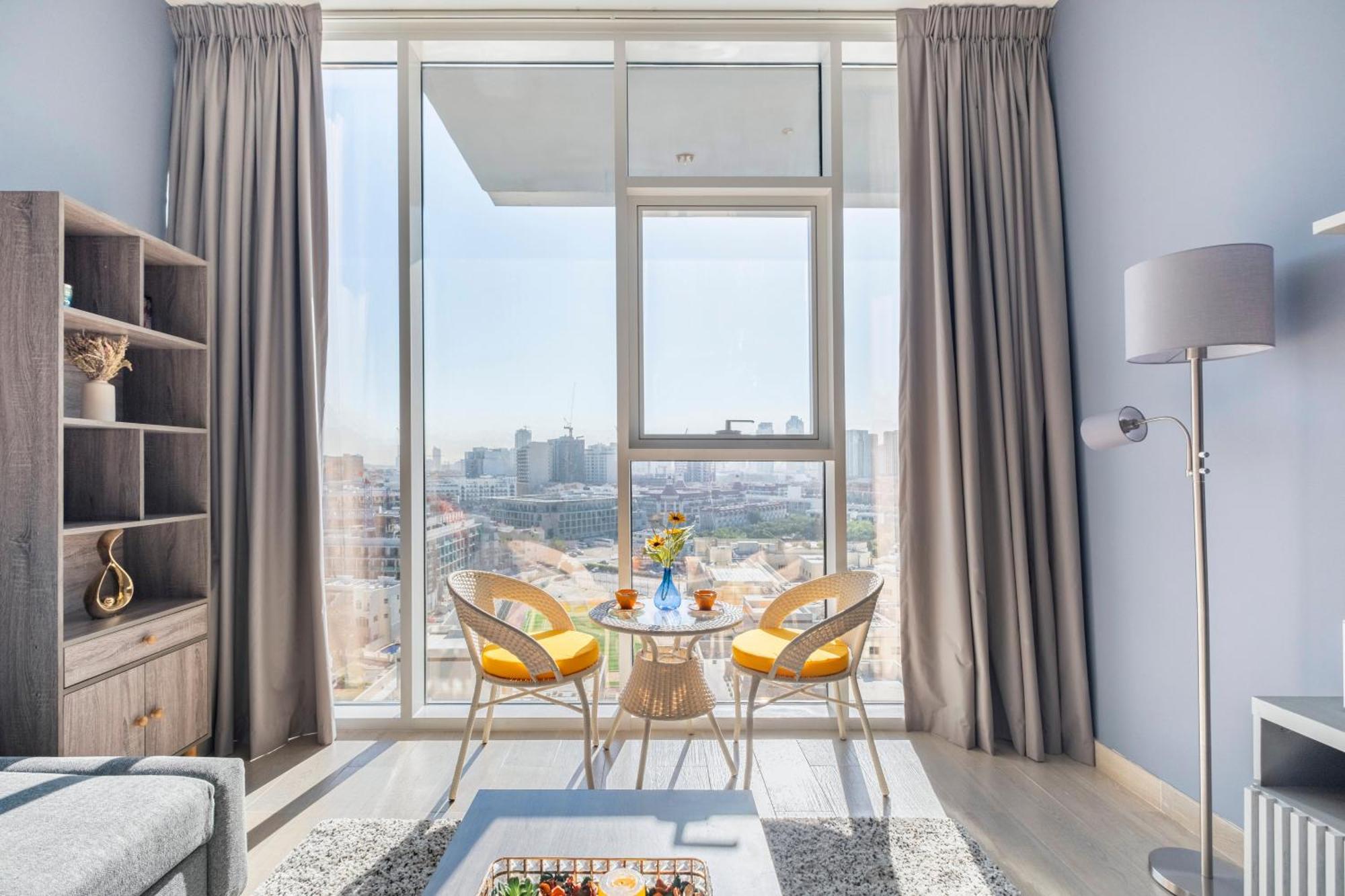 Apartemen Dreamland 1br For 4, King Bed, Pool, Sauna, Gym, Free Parking Dubai