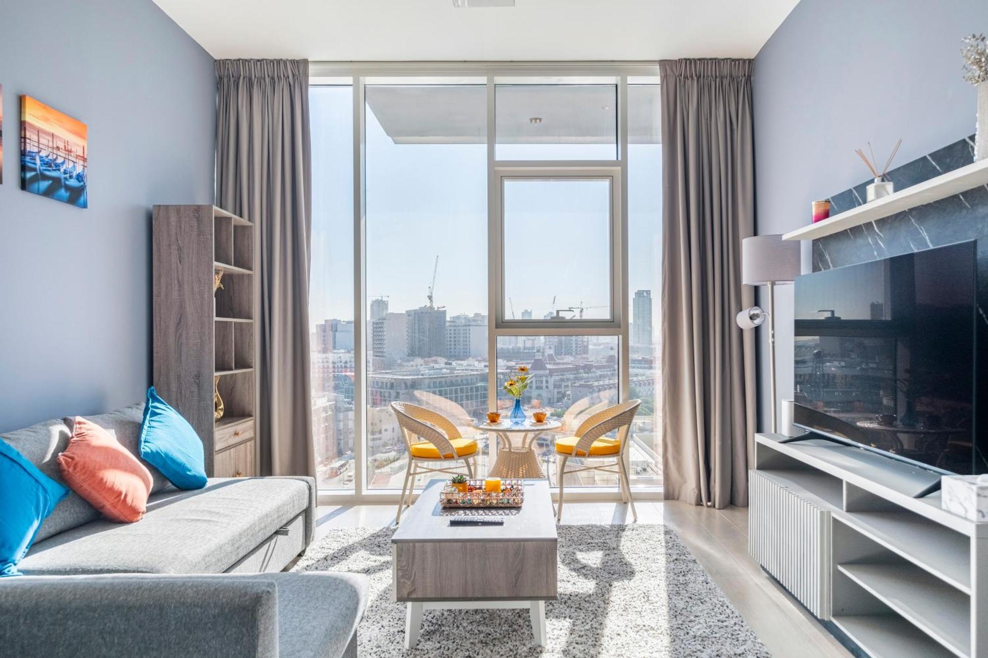 Apartemen Dreamland 1br For 4, King Bed, Pool, Sauna, Gym, Free Parking Dubai