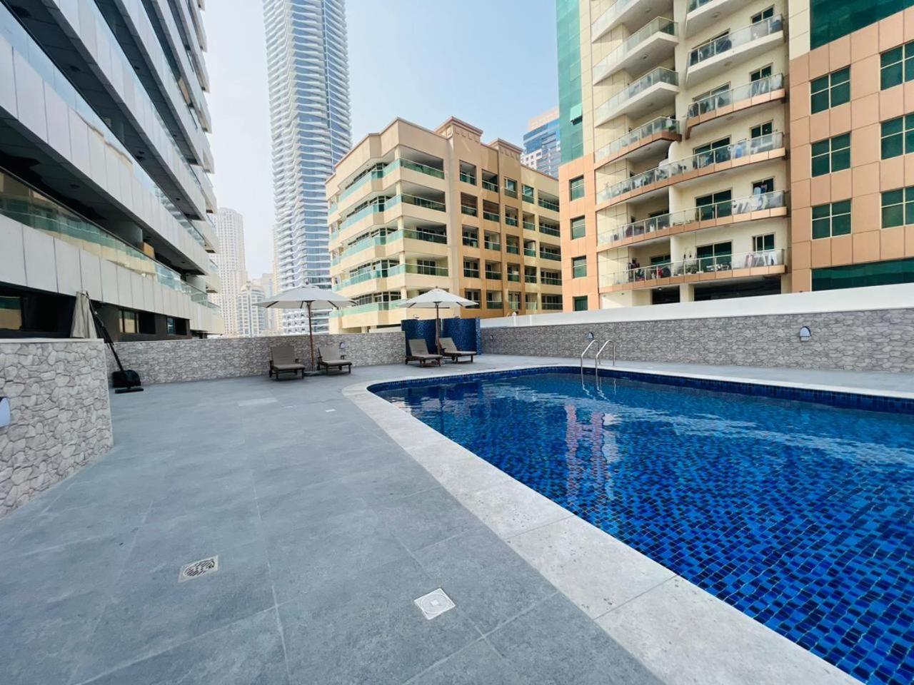 Private With Curtains In Marina & Blue Water Privatunterkunft Dubai