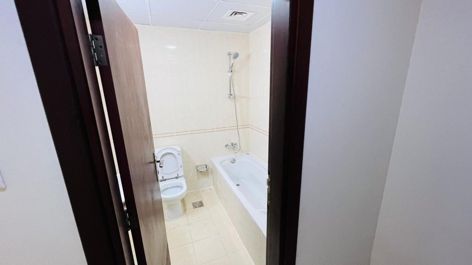 Huge In Al Barsha 1 Near Mashreq Metro Privatunterkunft *