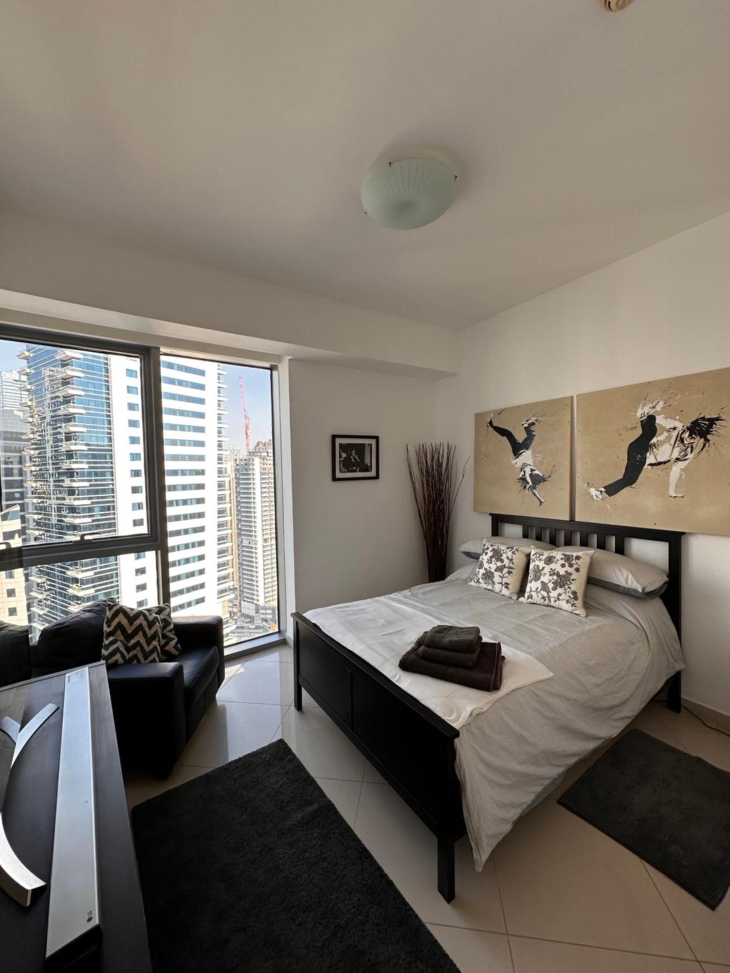 Amazing Double With En-suite, Marina And Sea Views With Shared Kitchen Habitación en casa particular *