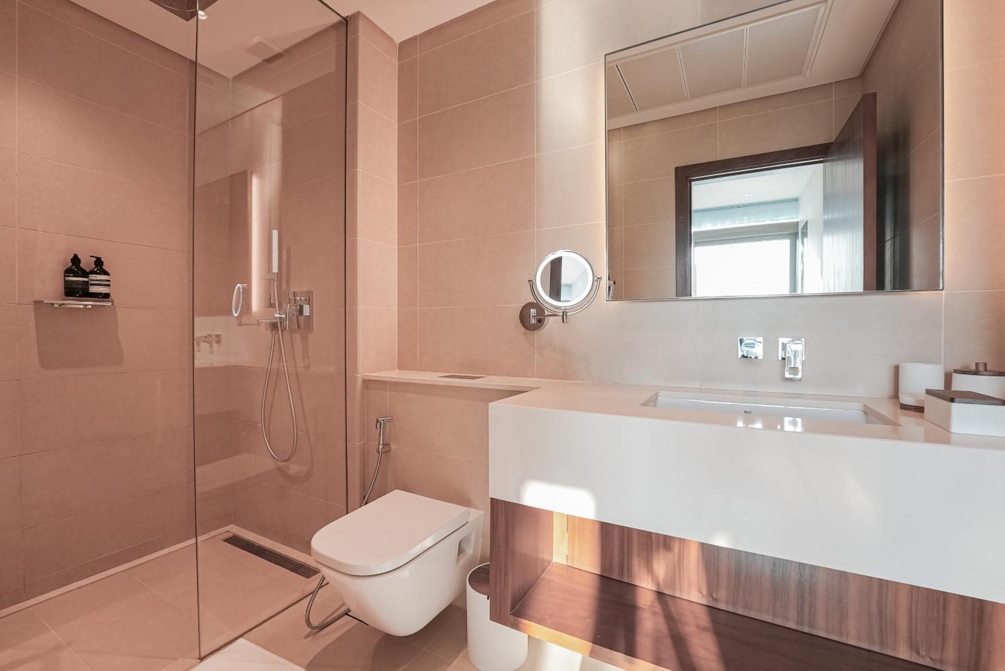 Luxe Living: Spacious Waterfront 2br In Marina Gate Apartamento Dubai