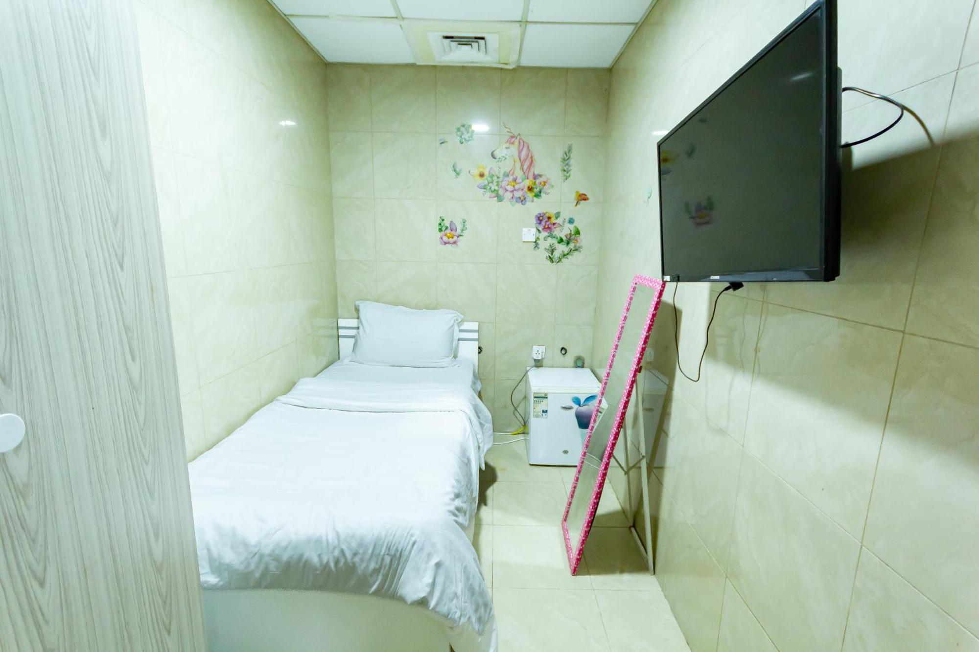 Gazde/Camere de închiriat Small Budget For 'girls' Only In Dubai, Marina *