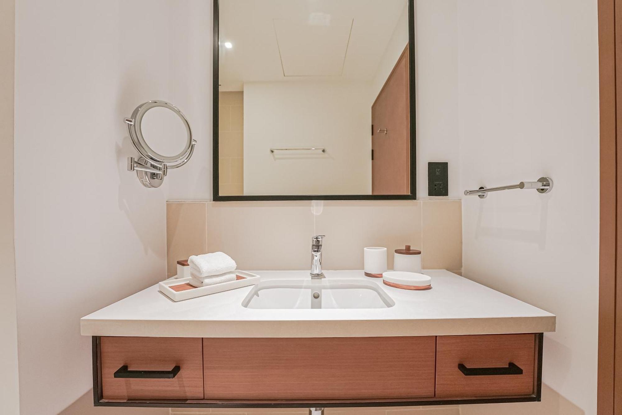 Modern 2br High Floor Haven In Vida Marina