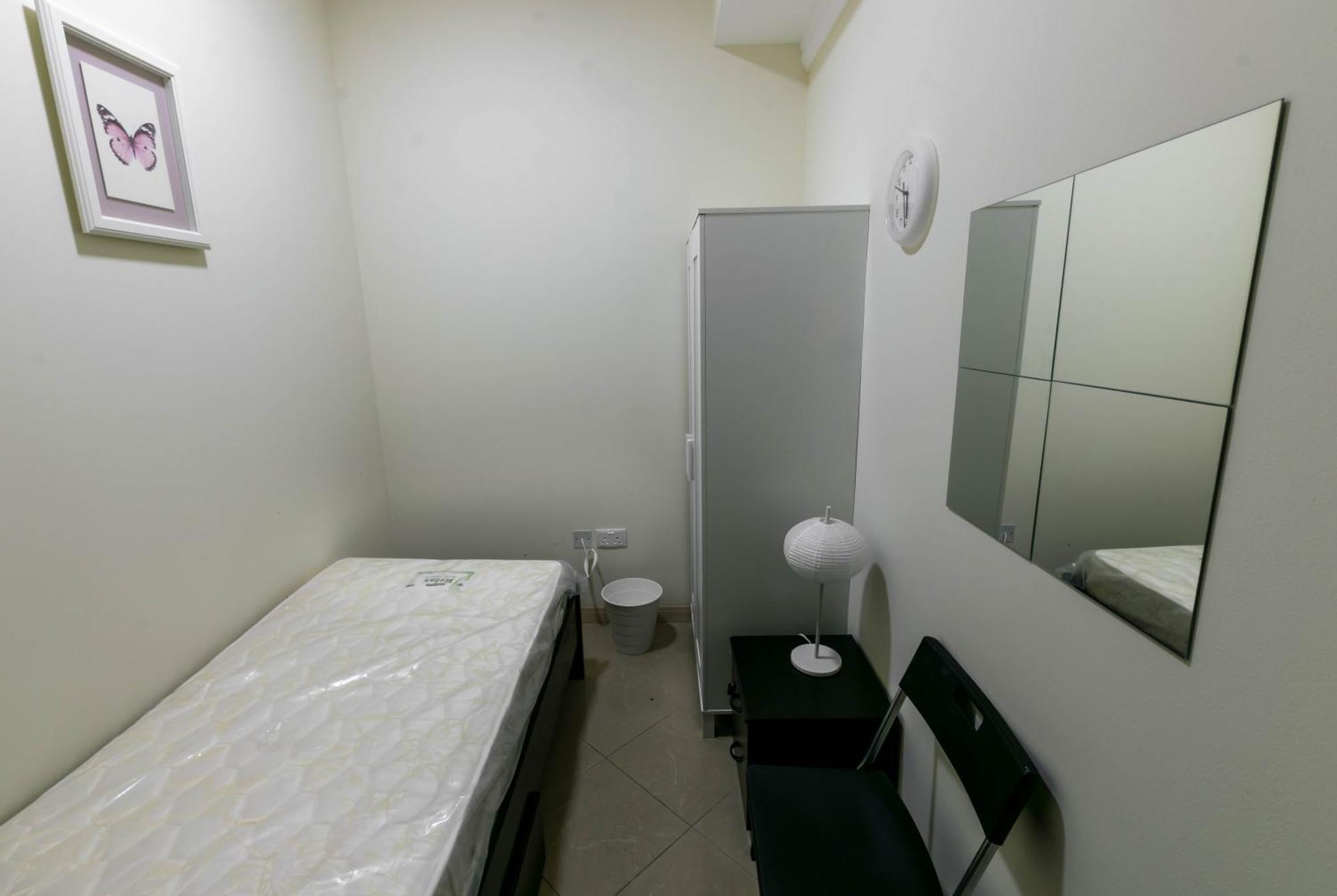 Small Budget For 'girls' Only In Dubai, Marina Gazde/Camere de închiriat