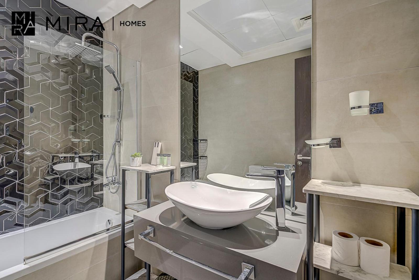 Mira Homes - Lovely In Ag Tower With Free Parking Apartamento *