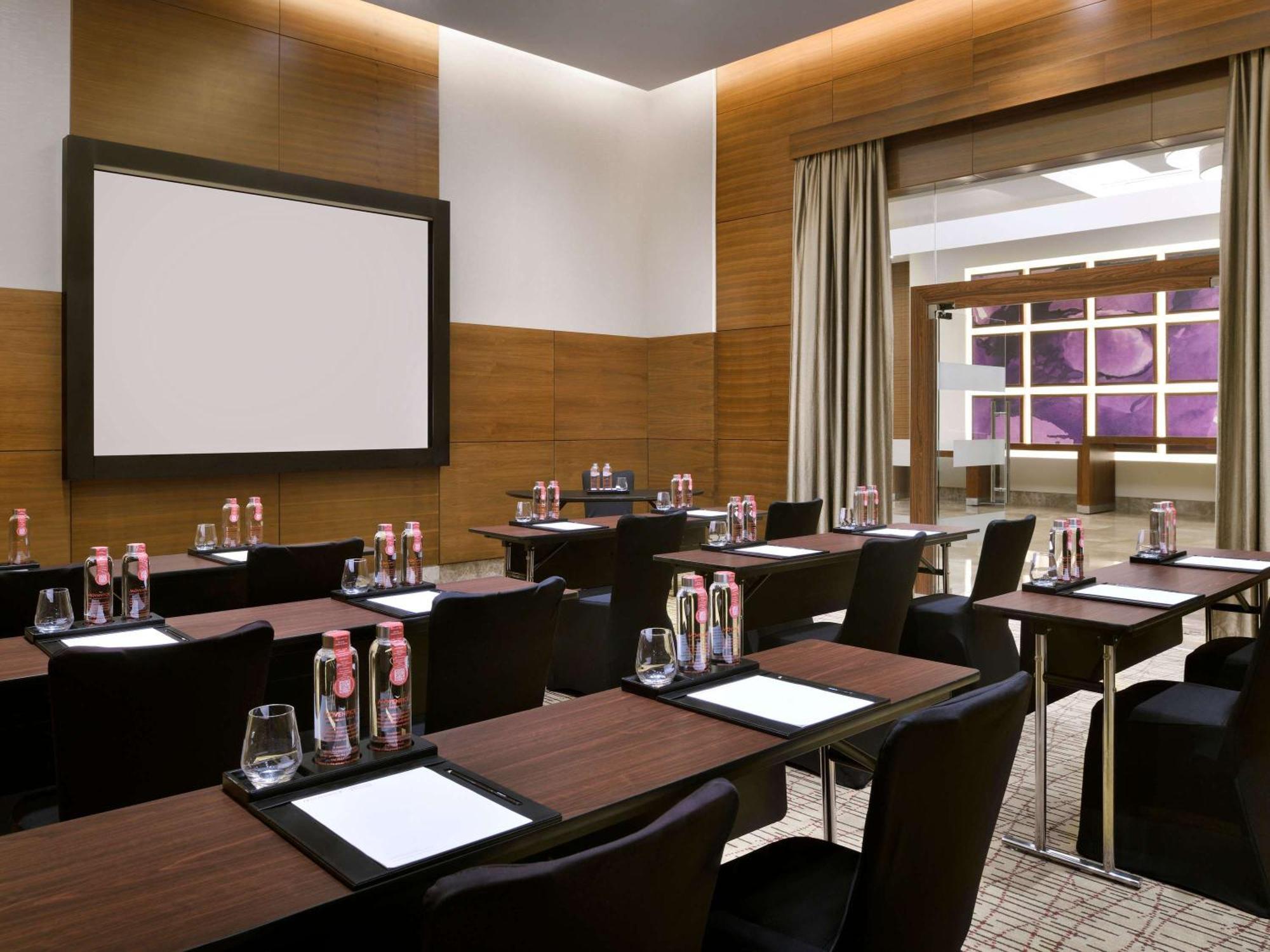 Hotel Moevenpick Jumeirah Beach 5*