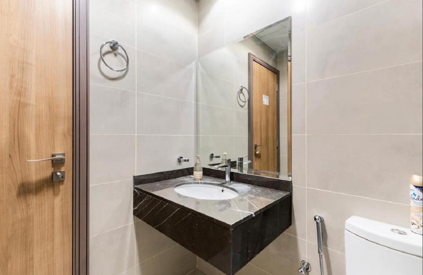 Bright & Cozy, Near Metro & Downtown, Pool, Gym Dubái