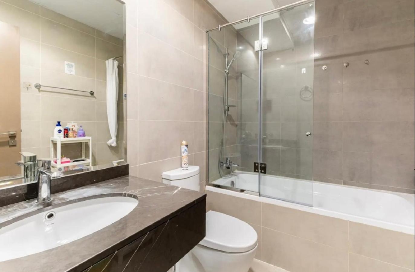 Bright & Cozy, Near Metro & Downtown, Pool, Gym *