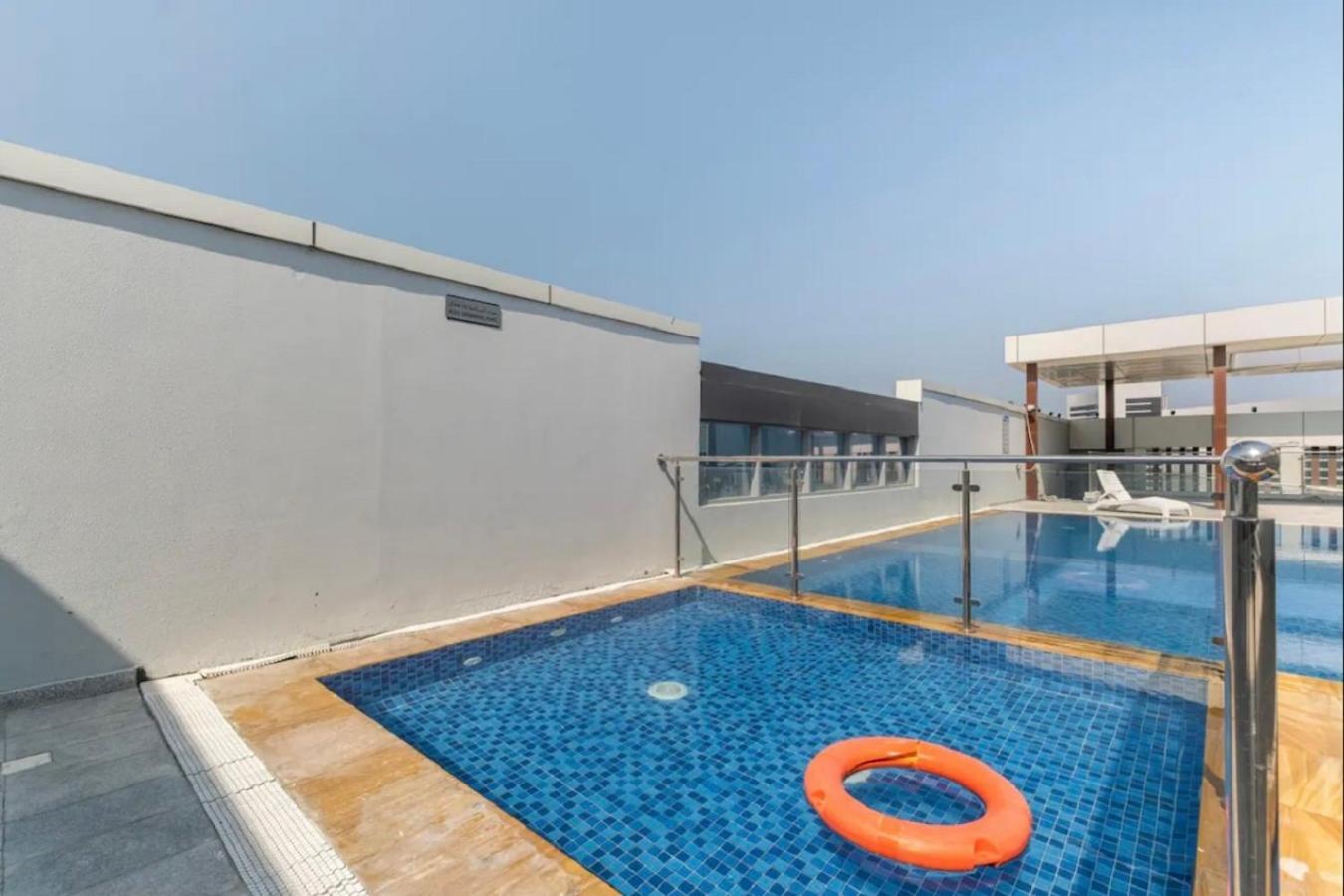 Bright & Cozy, Near Metro & Downtown, Pool, Gym Dubái
