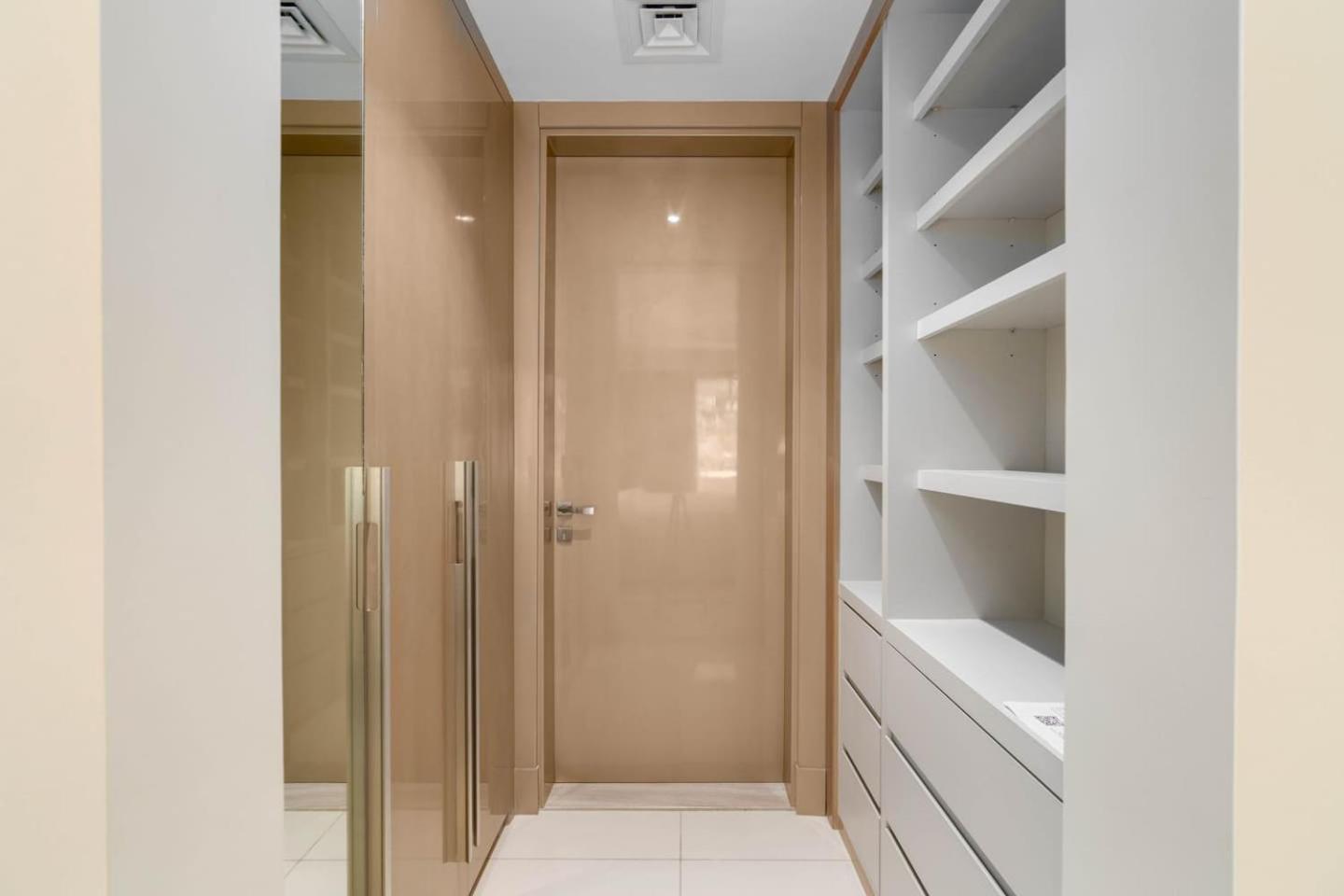 White Sage - Glamorous & Spacious 2br At Damac Paramount Towers Dubai