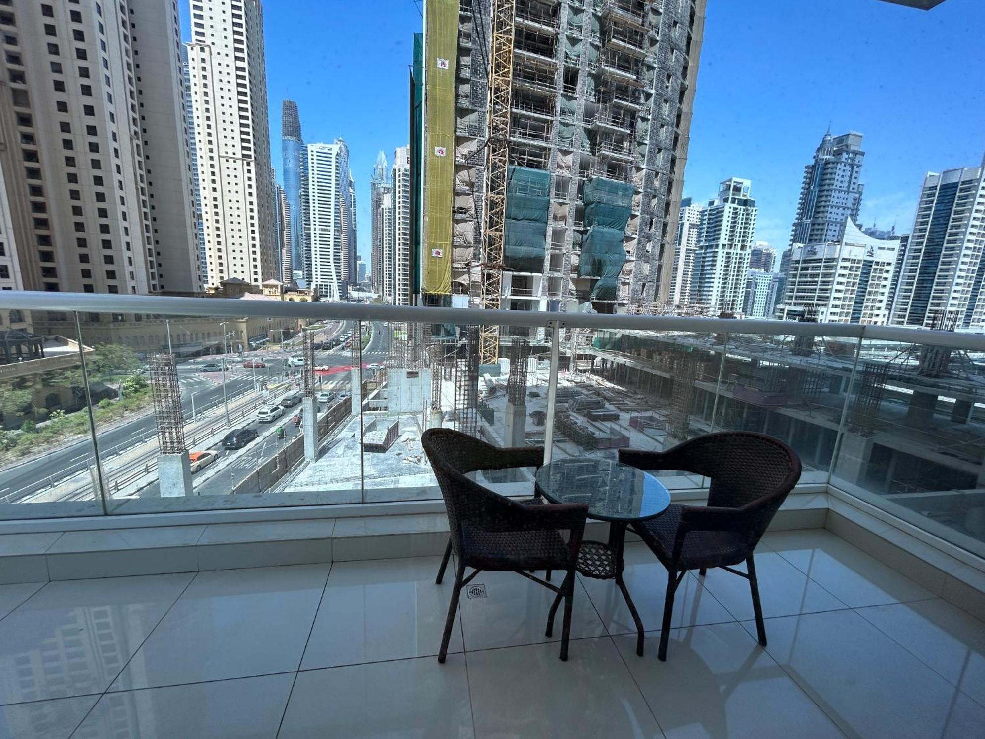 Golden Vacation Homes Continental Tower Marina Apartemen Dubai